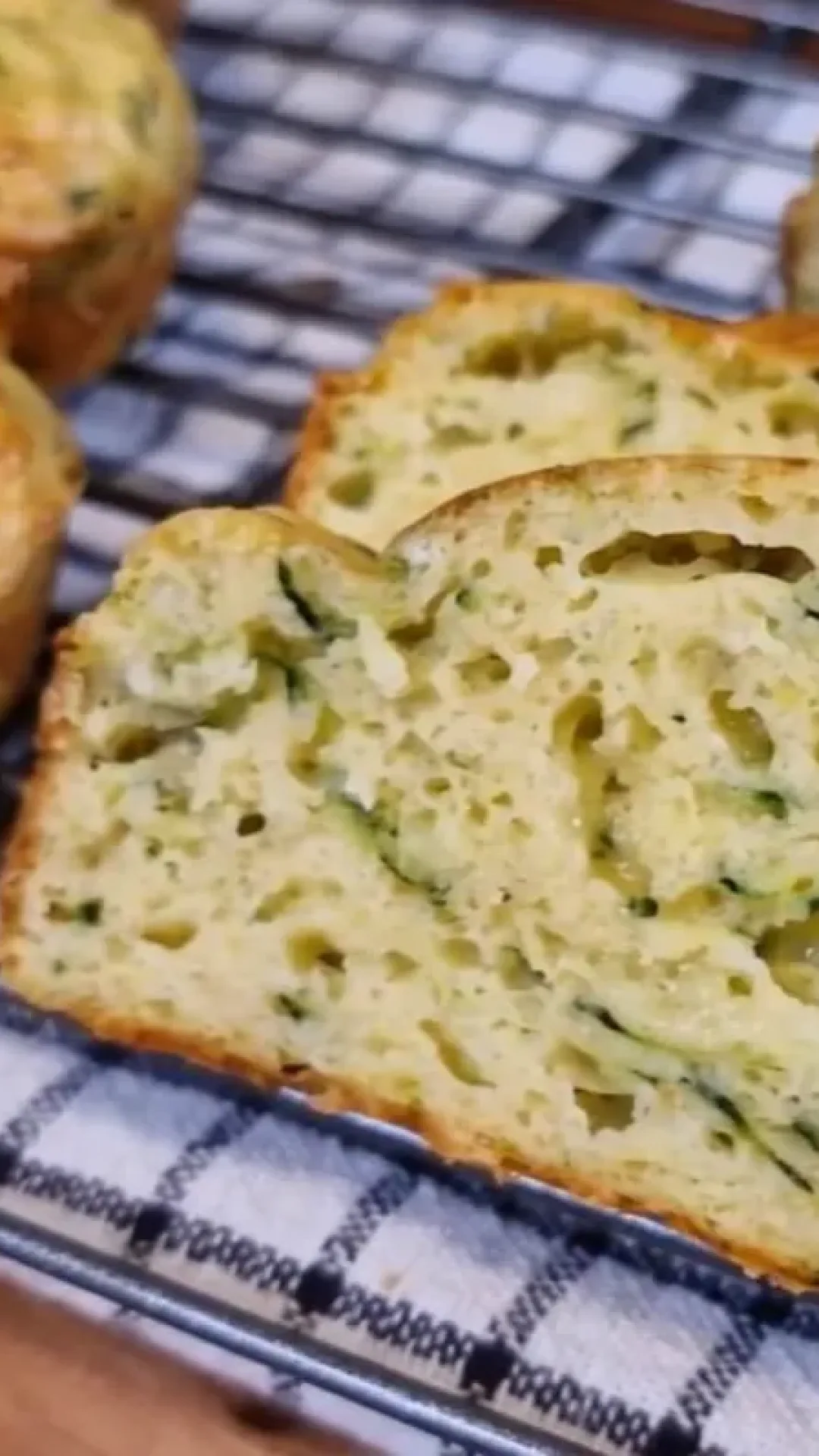 Bolo salgado de abobrinha super nutritivo e prático para servir como acompanhamento no seu almoço em família