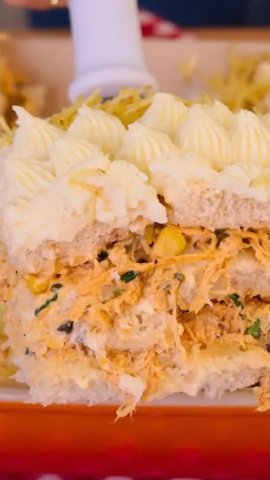 Bolo salgado de frango: a torta fria rápida e fácil na travessa para o lanche ou jantar