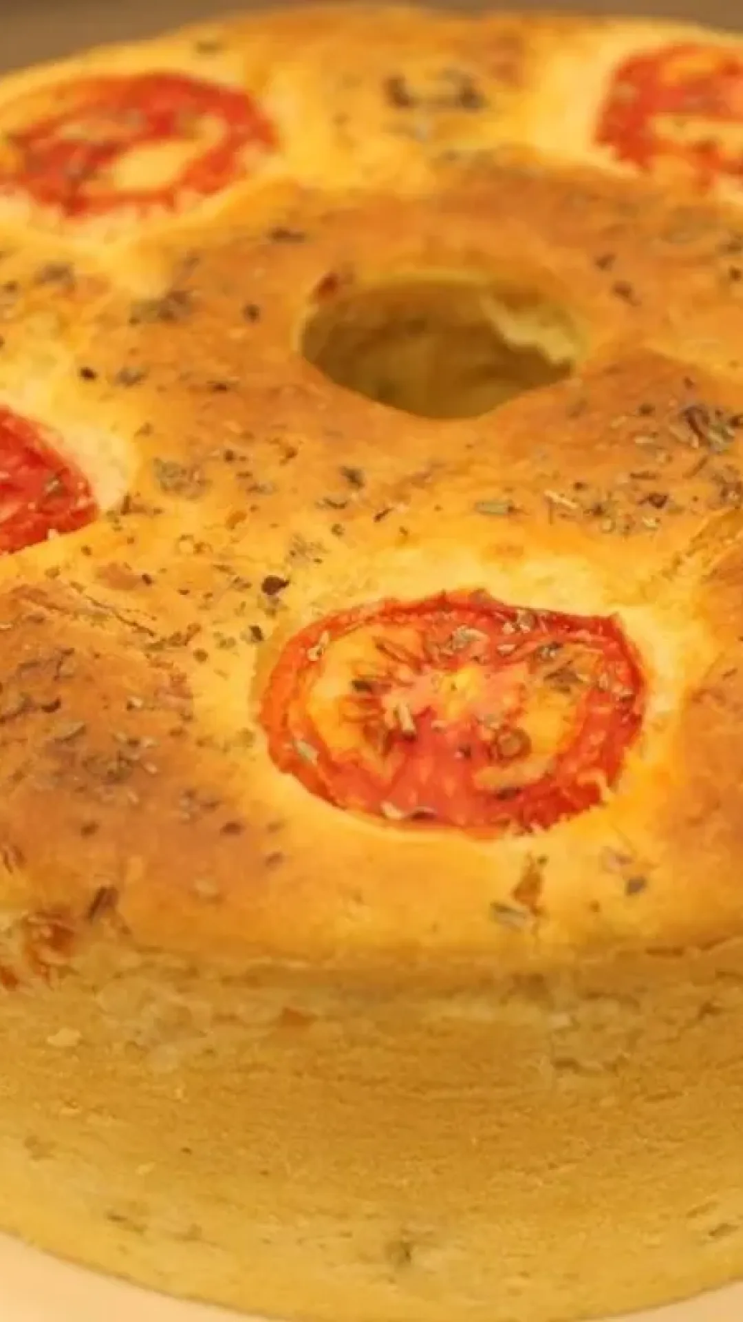 Bolo salgado de frango muito fofinho e delicioso: você vai querer fazer toda semana