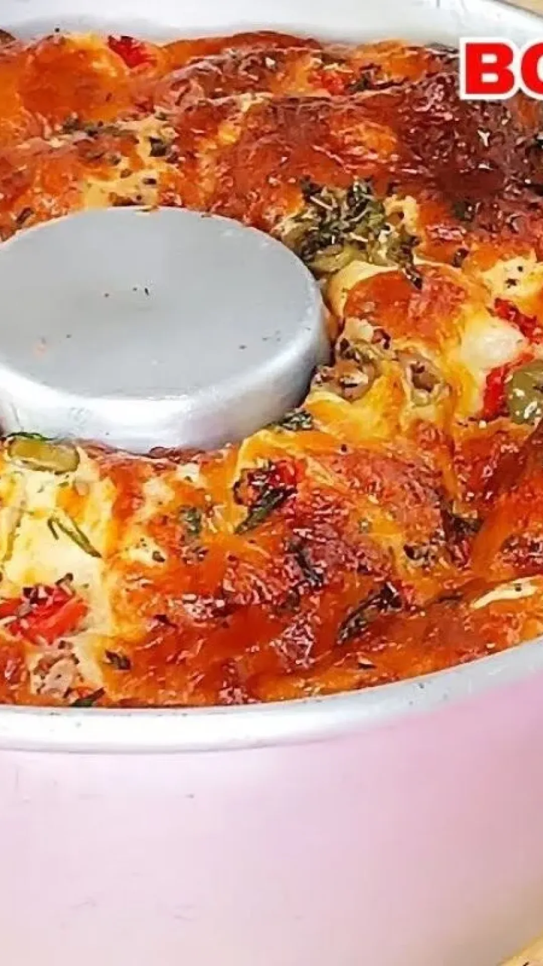 Bolo salgado de liquidificador recheado com calabresa e queijo que é perfeito para o lanche da tarde