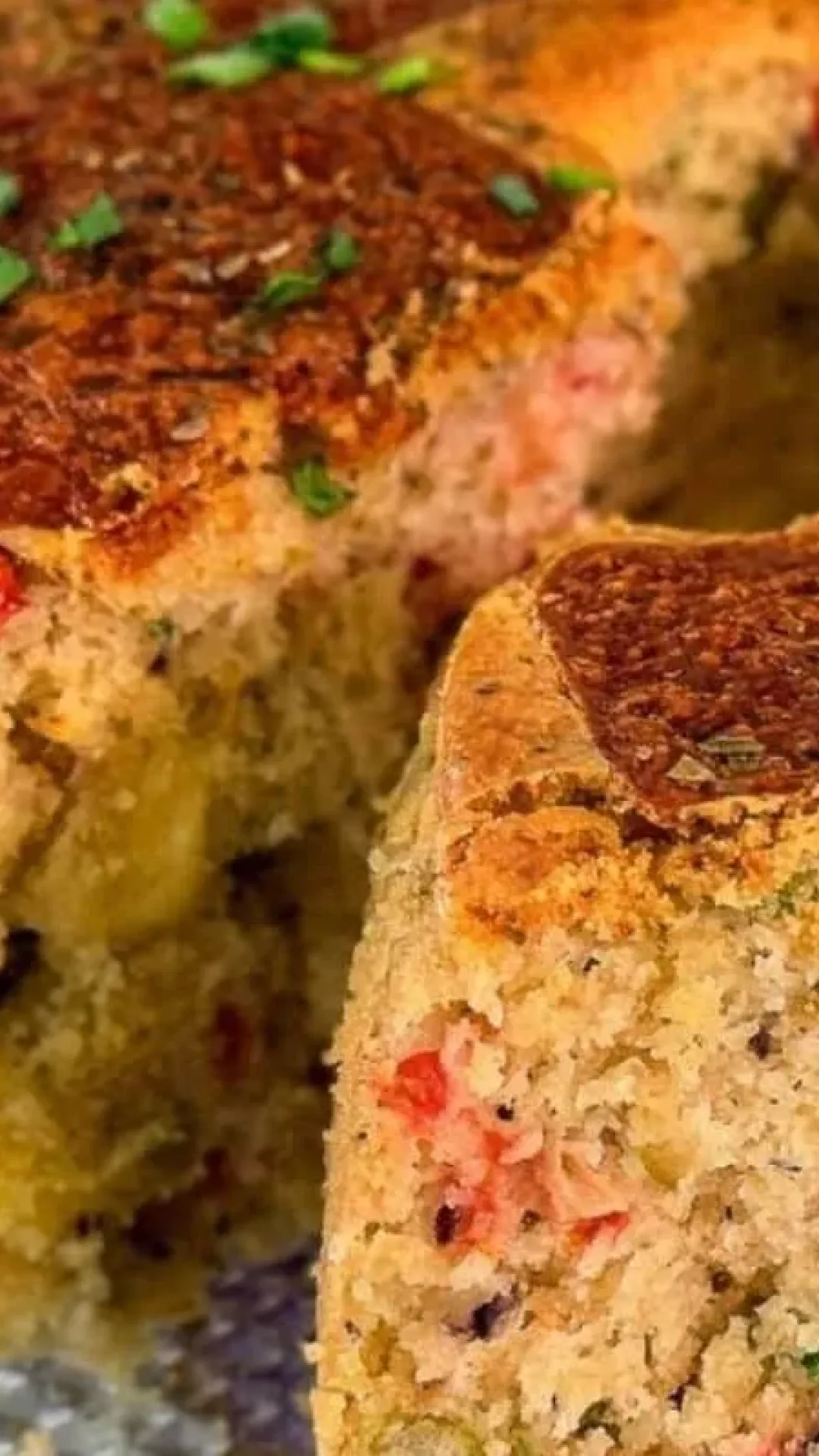 Bolo salgado de sardinha fofinho, cheio de recheio e com um sabor que surpreende qualquer um