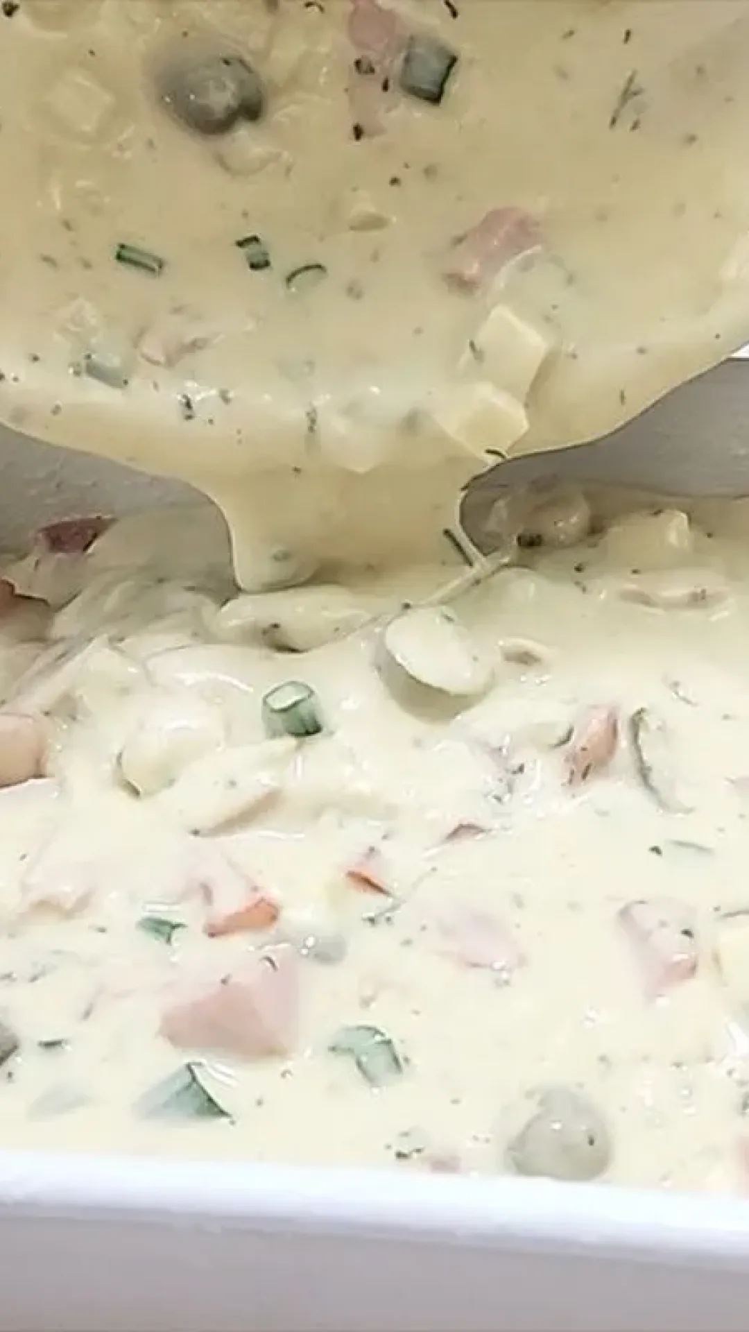 Bolo salgado fofinho e bem recheado com ingredientes simples que todo mundo pede