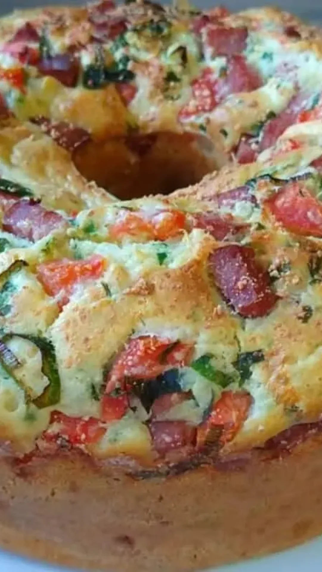 Bolo salgado recheado: é só misturar os ingredientes para ter um lanche úmido e fofo