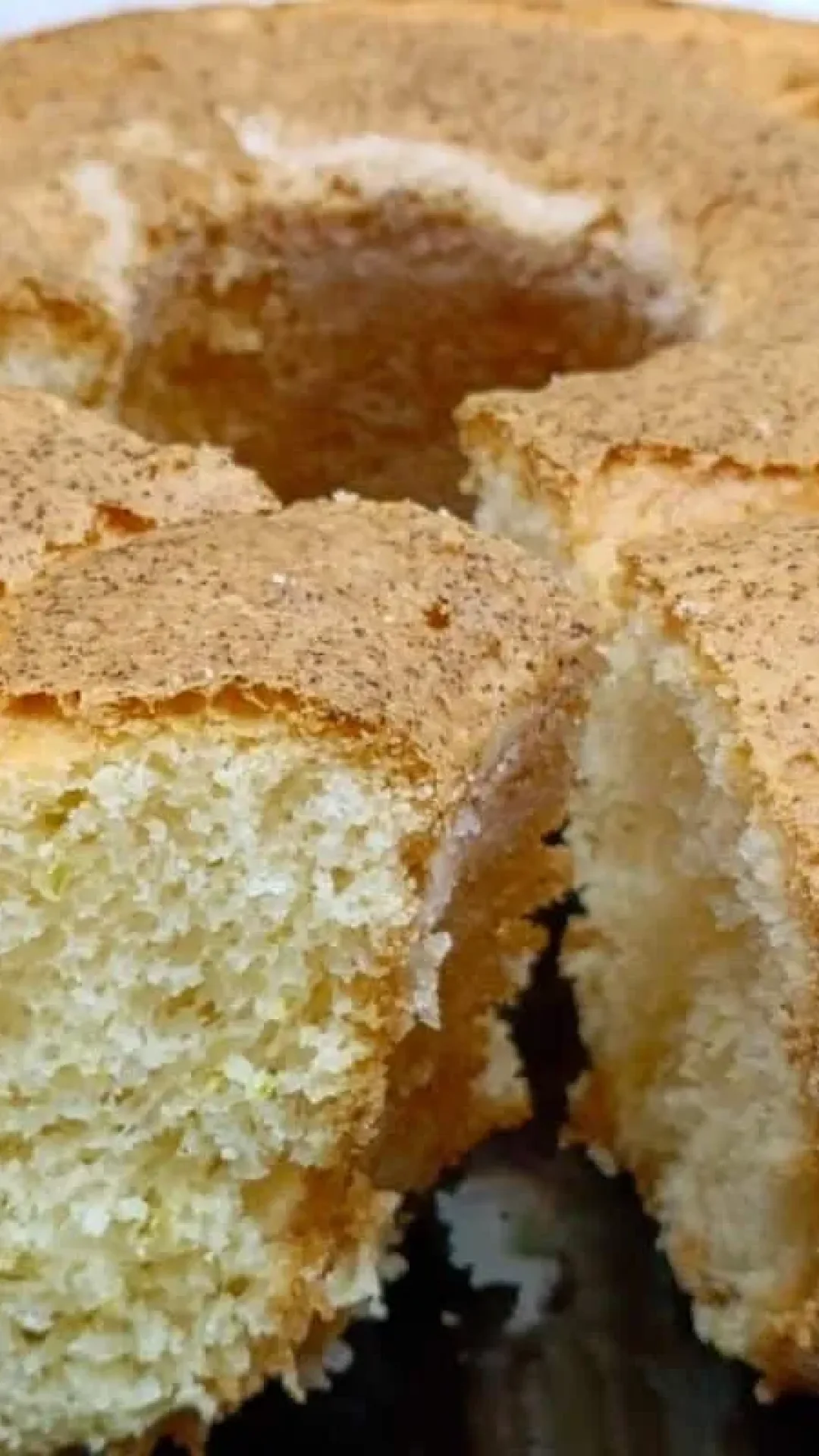 Bolo sem farinha de trigo maravilhoso que fica muito fofinho e é a opção perfeita para quem busca uma receita mais leve e muito saborosa