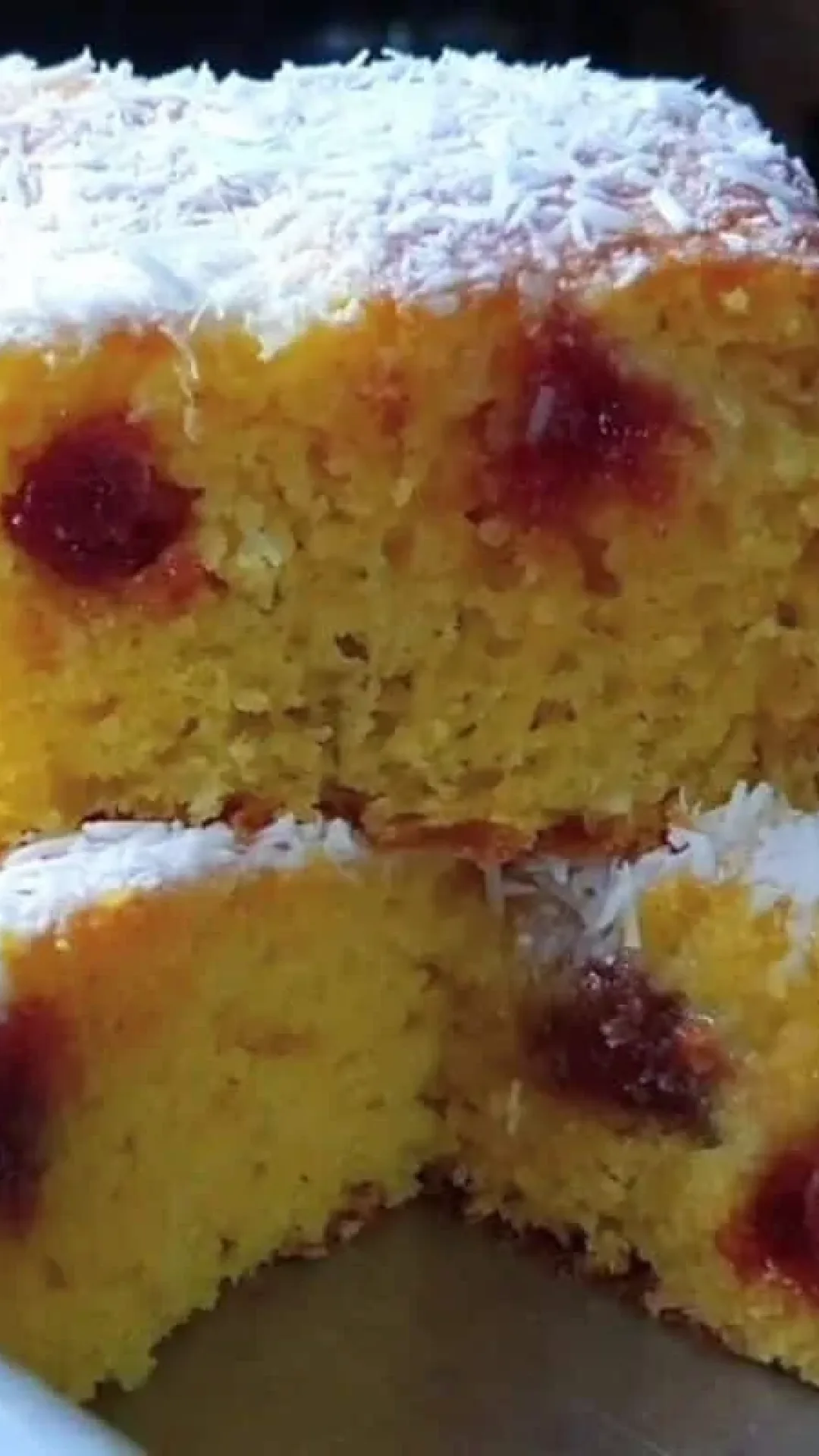 Bolo sem farinha de trigo úmido e muito fofinho, que é só misturar os ingredientes e assar