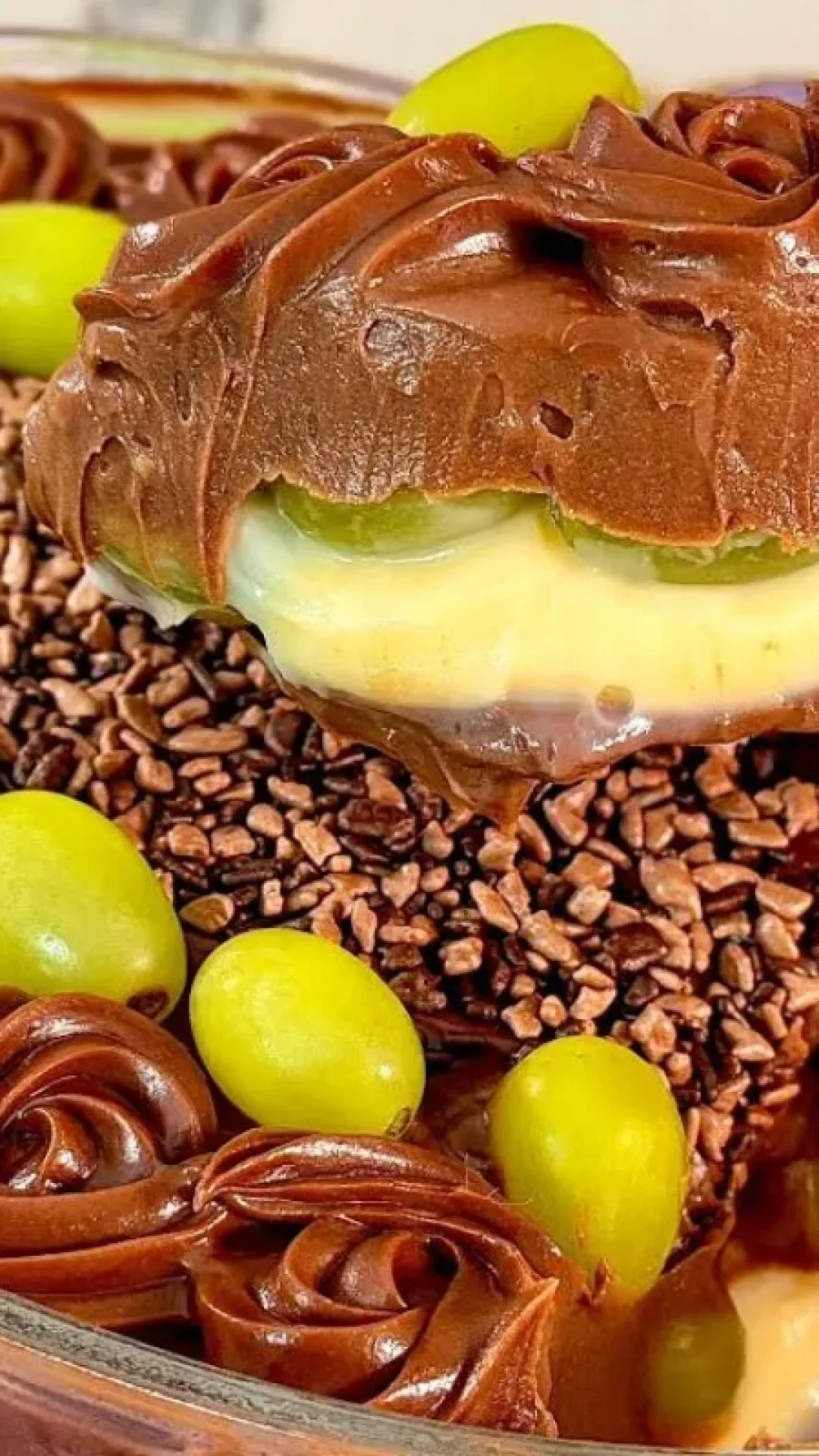Bombom de uva na travessa com um creme especial, perfeito para uma ocasião festiva