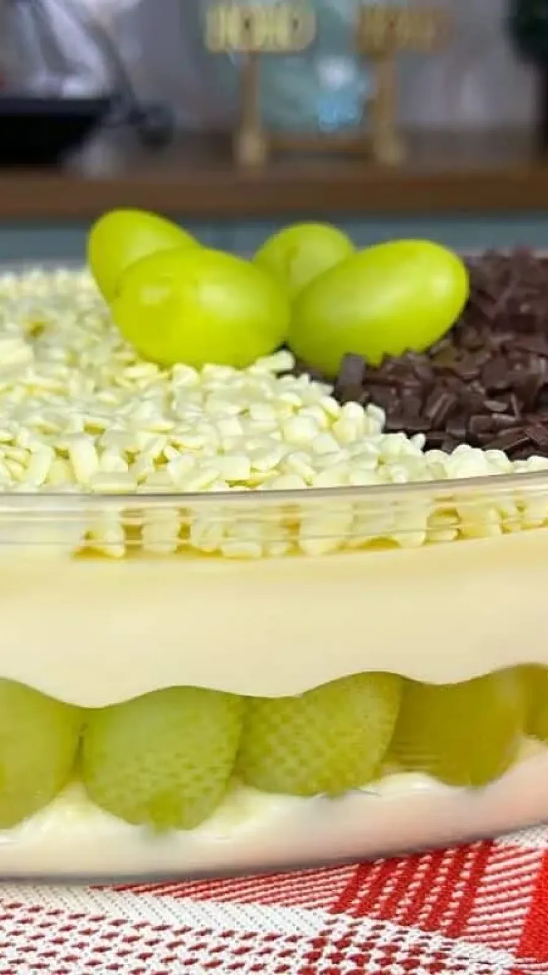 Bombom de uva na travessa divino, com uma camada generosa de chocolate e creme branco