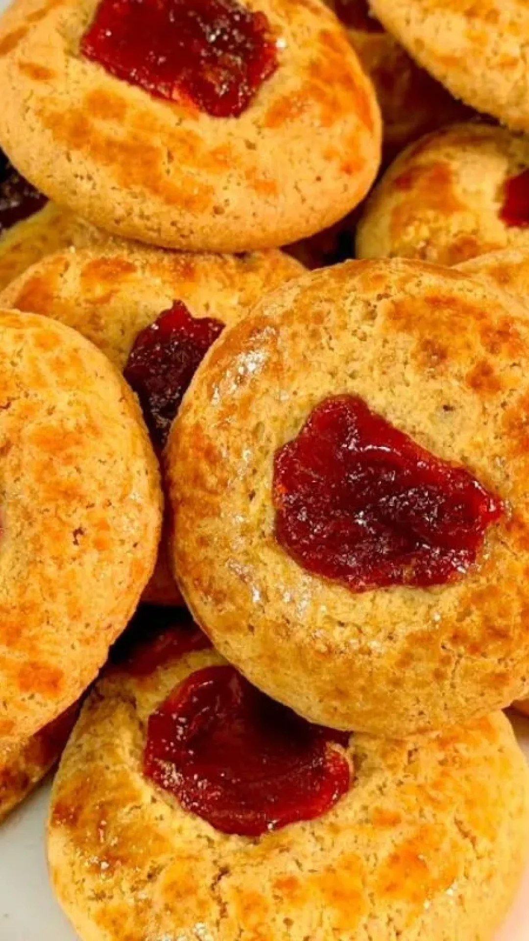 Broa de fubá que derrete na boca, que fica sequinha por fora e muito macia por dentro