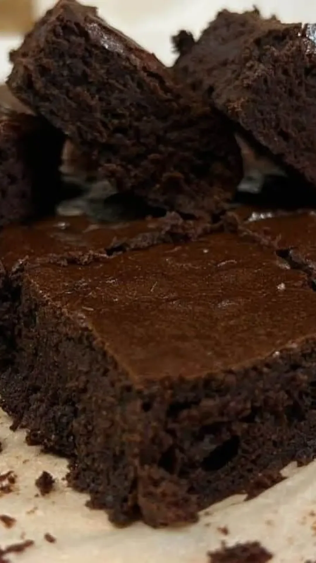 Brownie perfeito feito com chocolate 70% cacau, que fica com uma casquinha crocante e o interior bem úmido