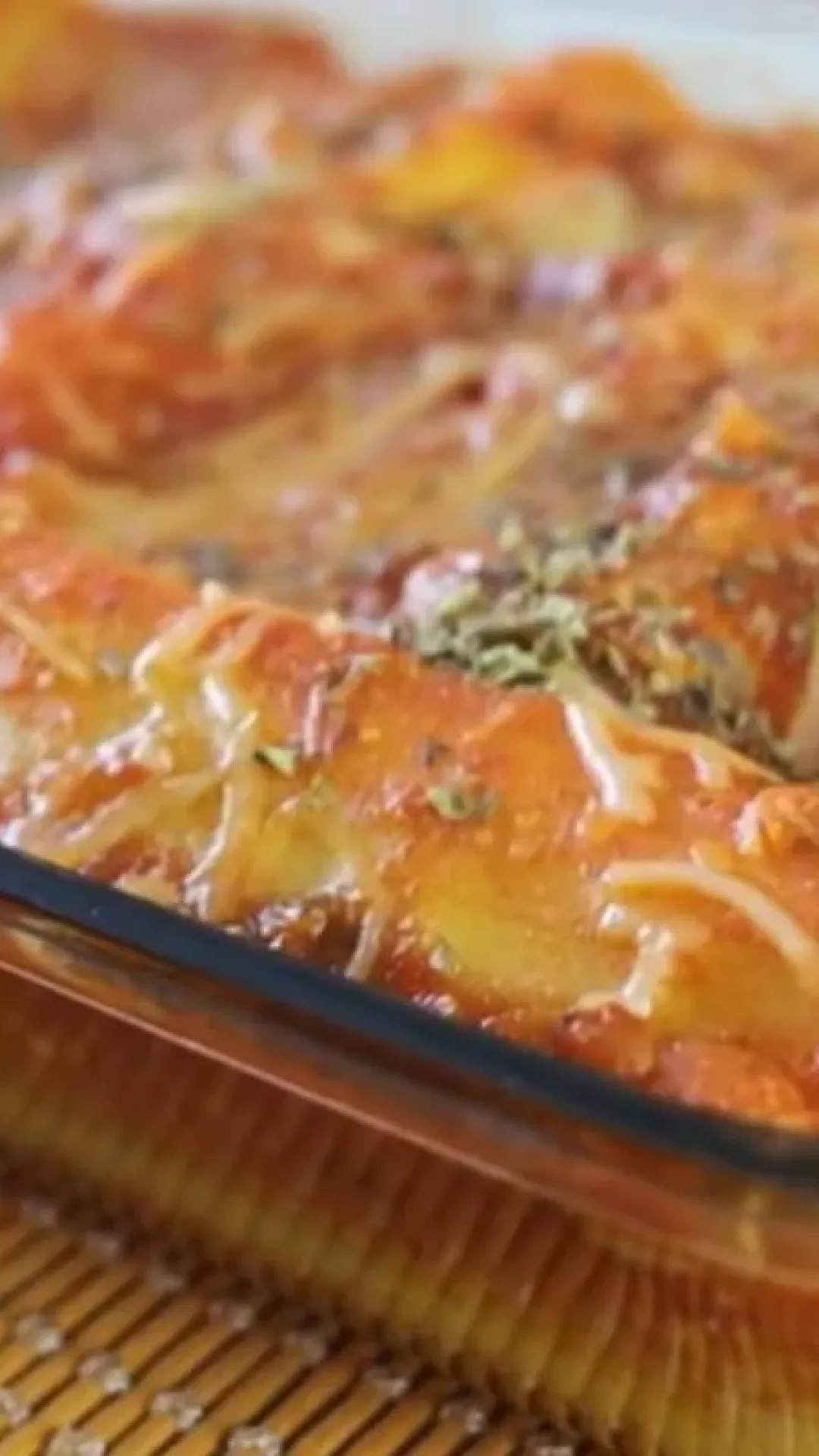 Caneloni com massa de lasanha: pronto em poucos minutos, o prato fácil com molho sugo para o seu almoço.