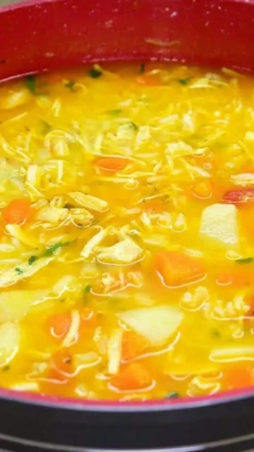 Canja de galinha, uma receita clássica de um jeito fácil, para aquecer suas noites com muito sabor e nutrição