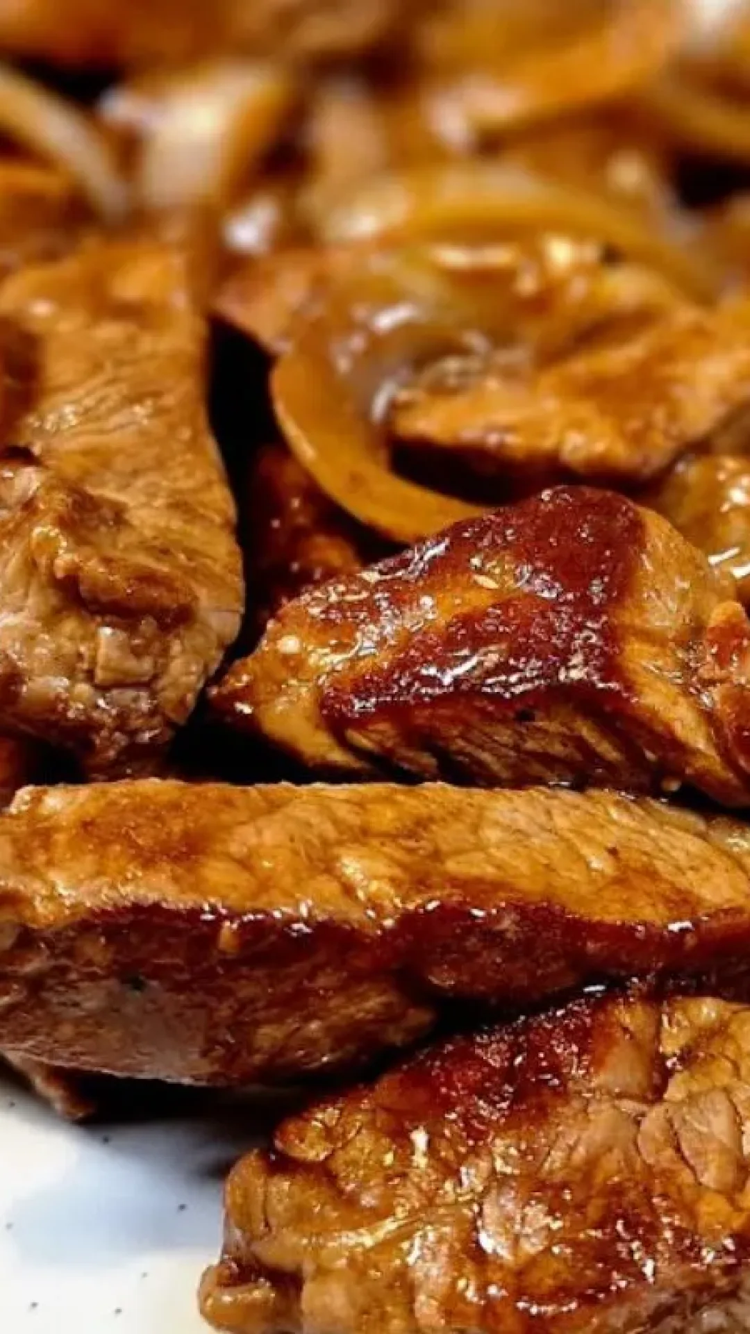 Carne acebolada deliciosa para servir como petisco ou no almoço