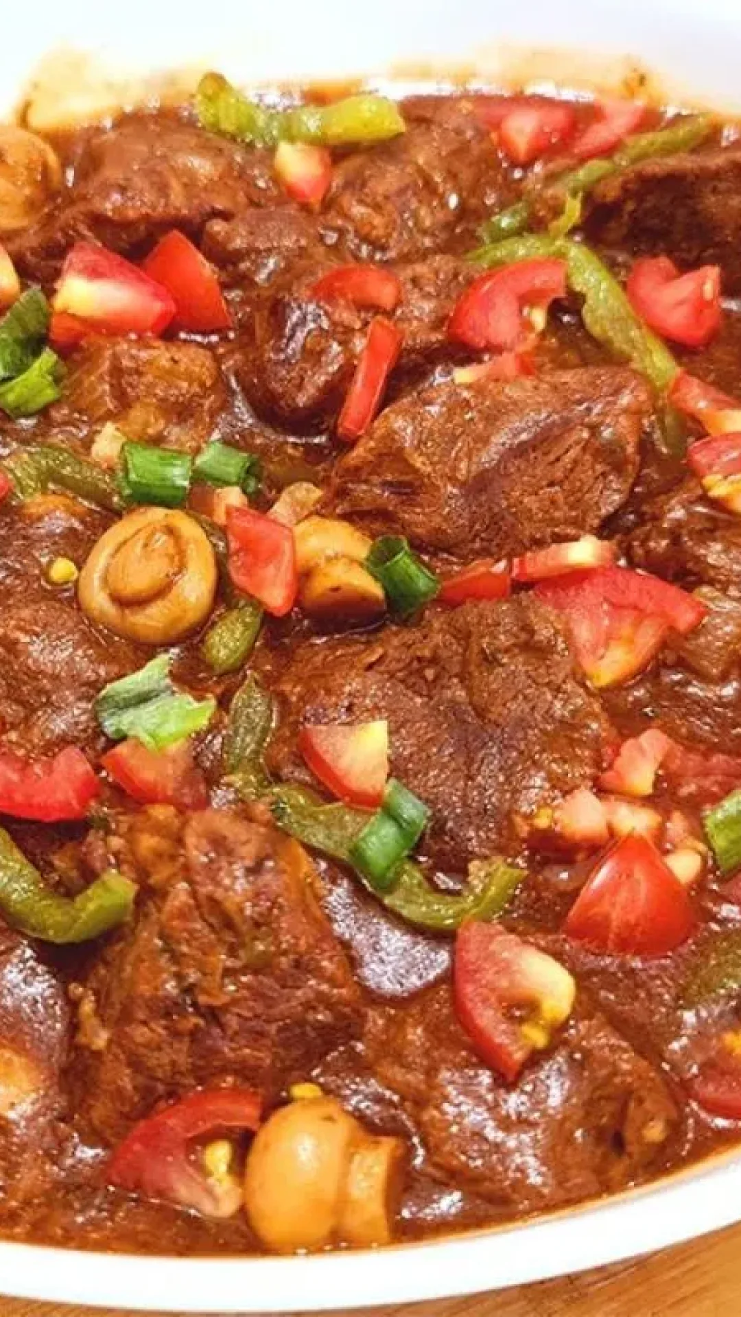 Carne cozida ao molho madeira: uma opção suculenta e sofisticada, ideal para servir como prato principal no Natal