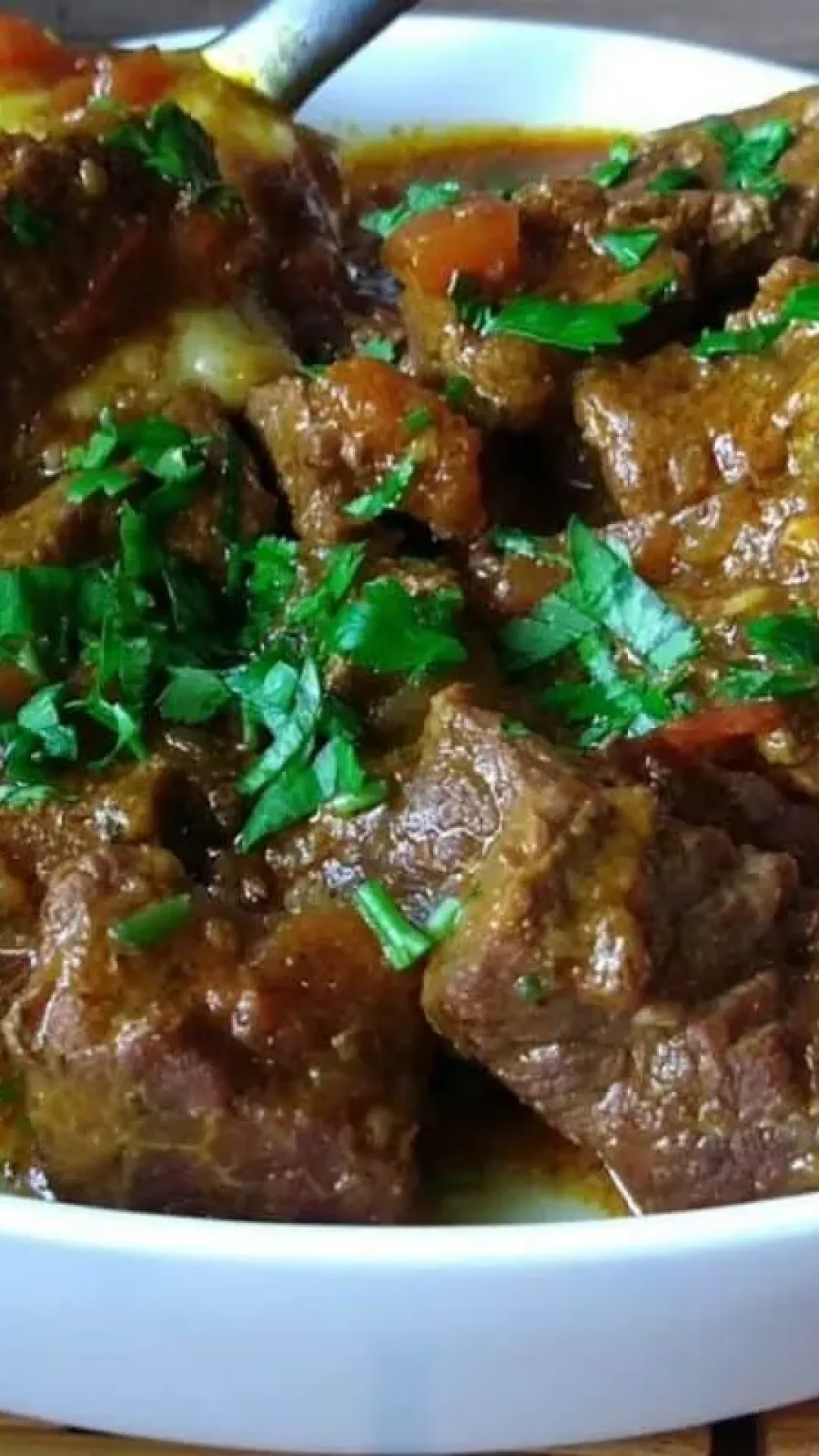 Carne de panela com polenta: aquele prato com sabor de comida de mãe para aquecer o seu almoço