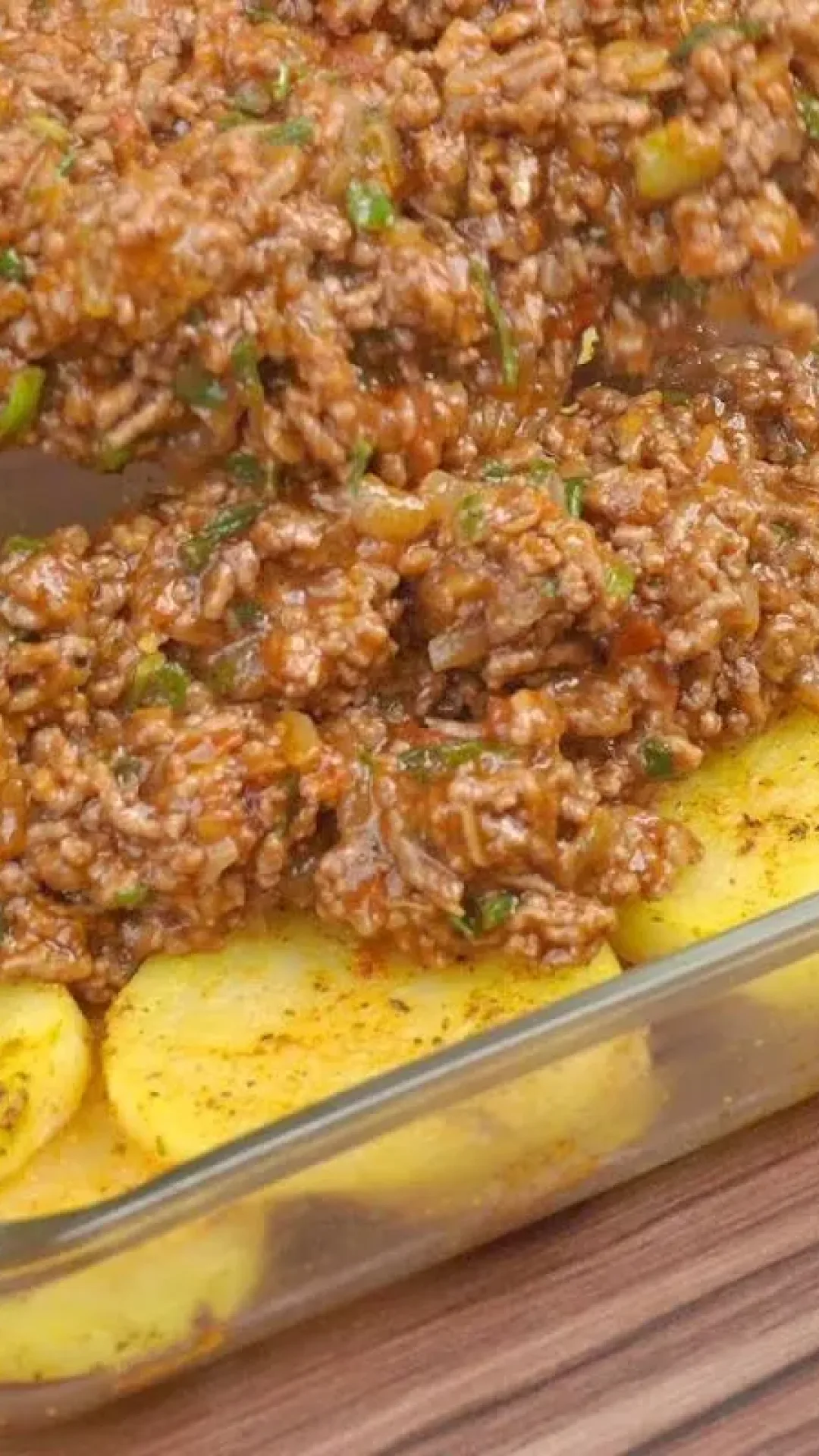 Carne moída ao forno com batatas que vai surpreender toda sua família e te salvar na hora do almoço