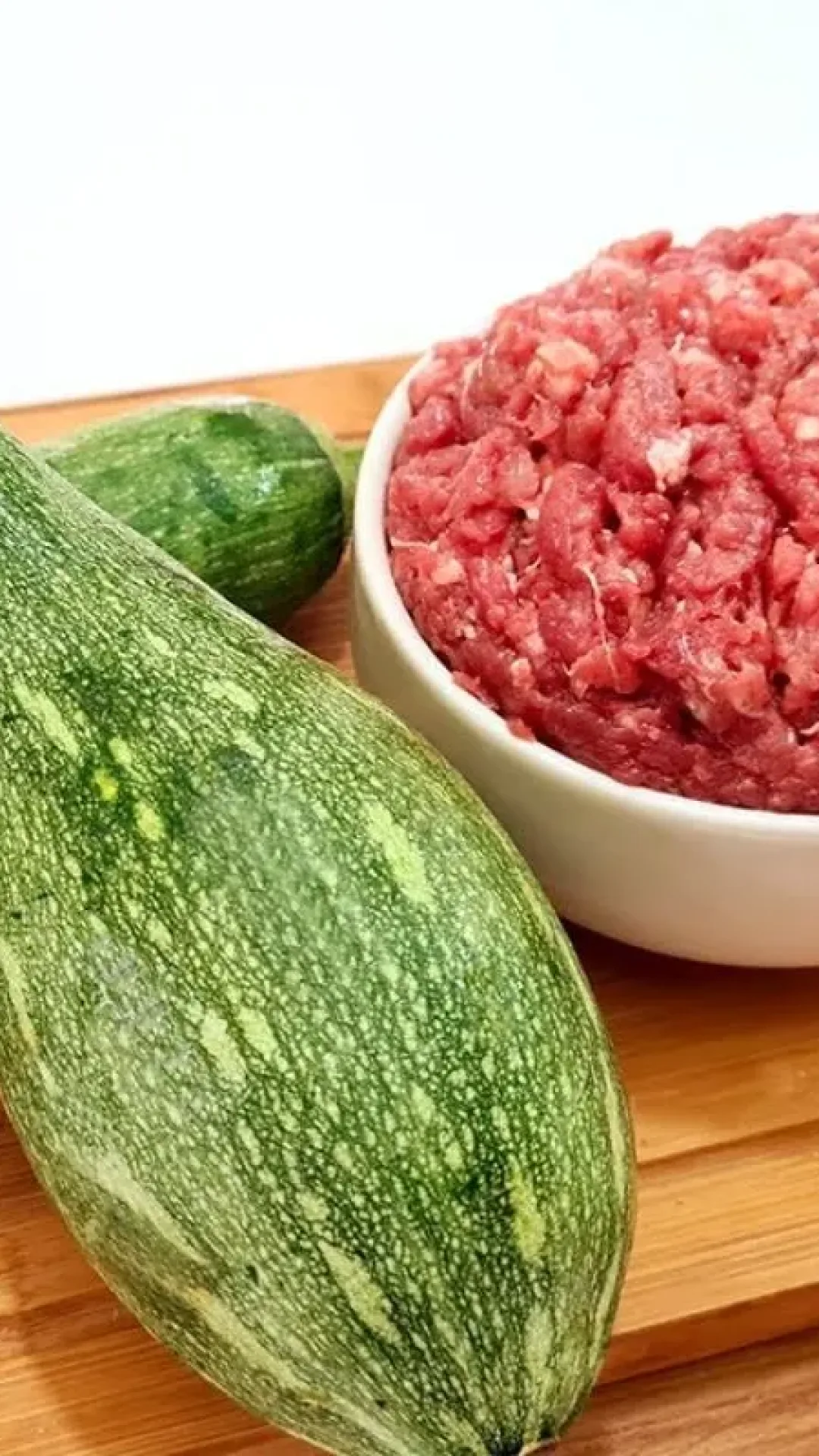Carne moída com abobrinha bem temperada, preparada de um jeito simples, rápido e saudável
