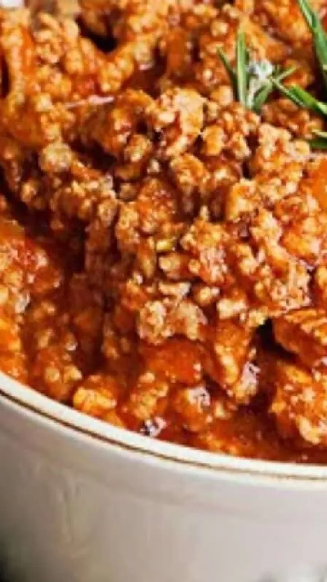 Carne moída simples com molho de tomate: um prato clássico e suculento para o dia a dia