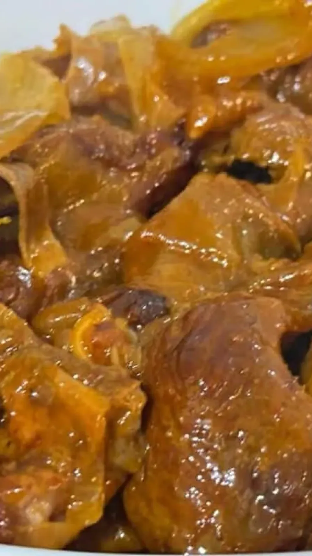 Carne na panela de pressão acebolada e muito suculenta, que fica soltando do osso