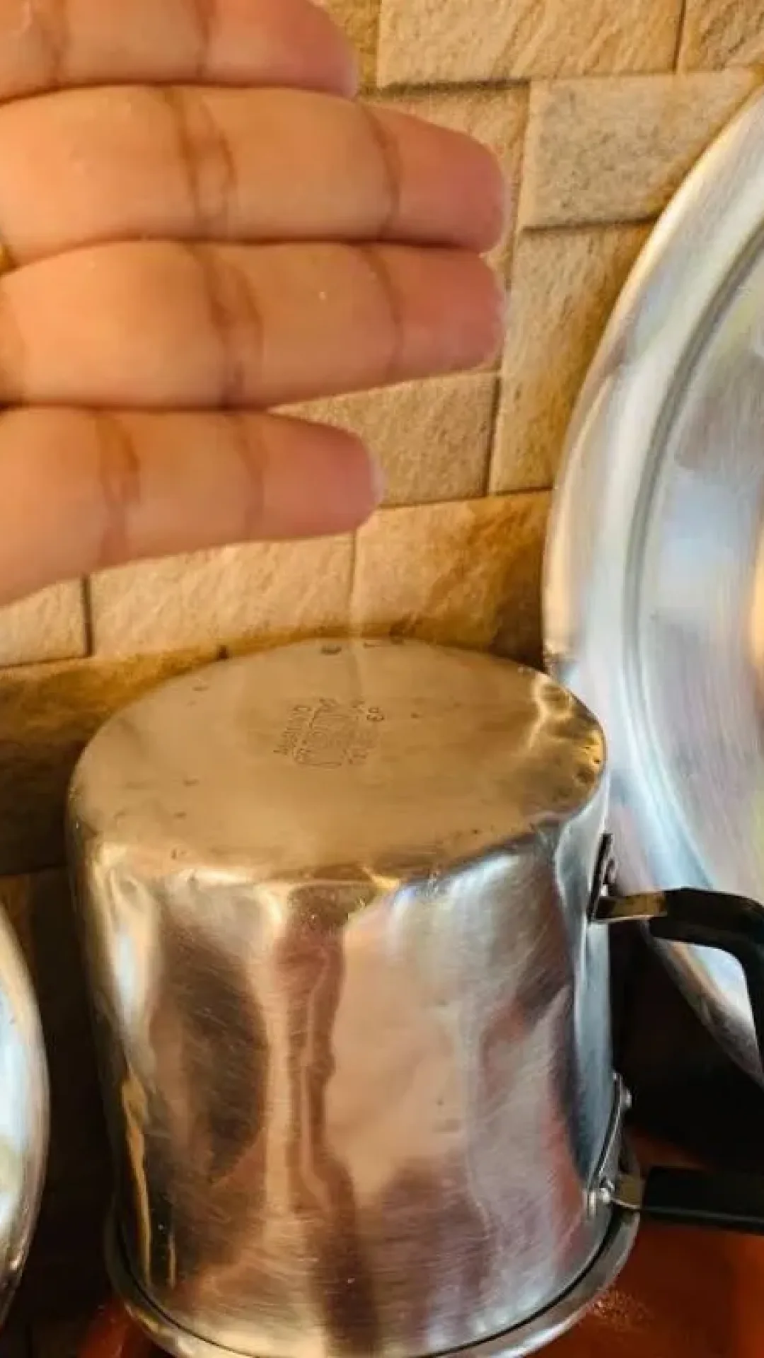 Como dar brilho em panela de alumínio: tira todas as manchas do almoço de fim de semana