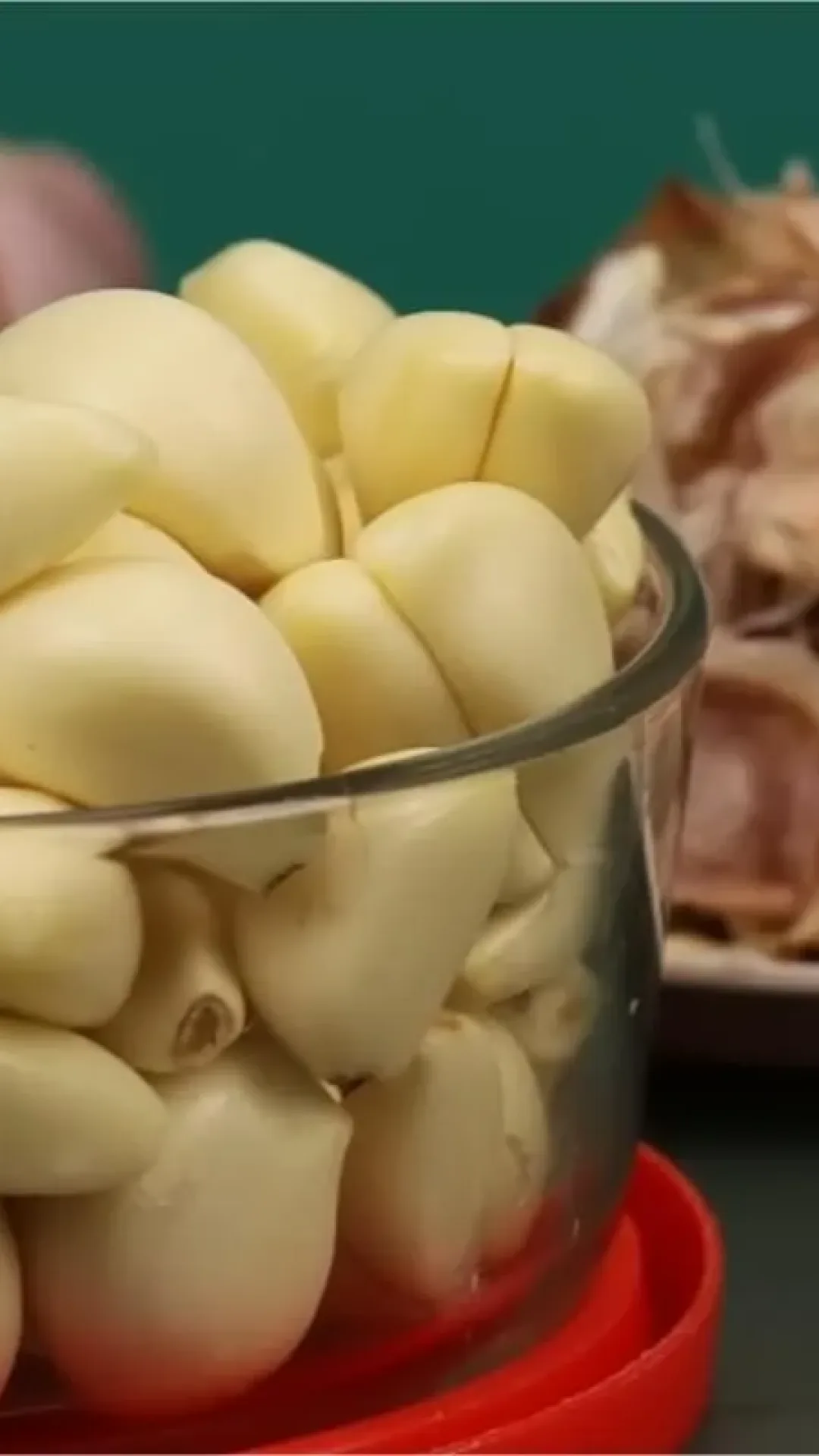 Como descascar alho: a melhor dica para descascar em minutos e conservá-lo por muitos dias