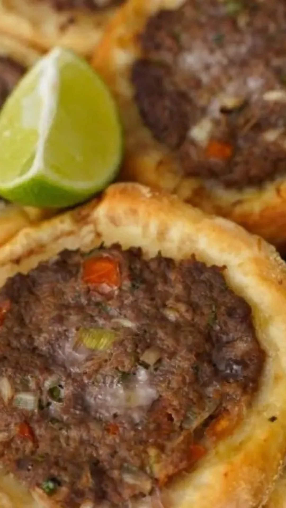 Como fazer esfiha aberta igual à de pizzaria, com massa fofinha e recheio suculento para a família