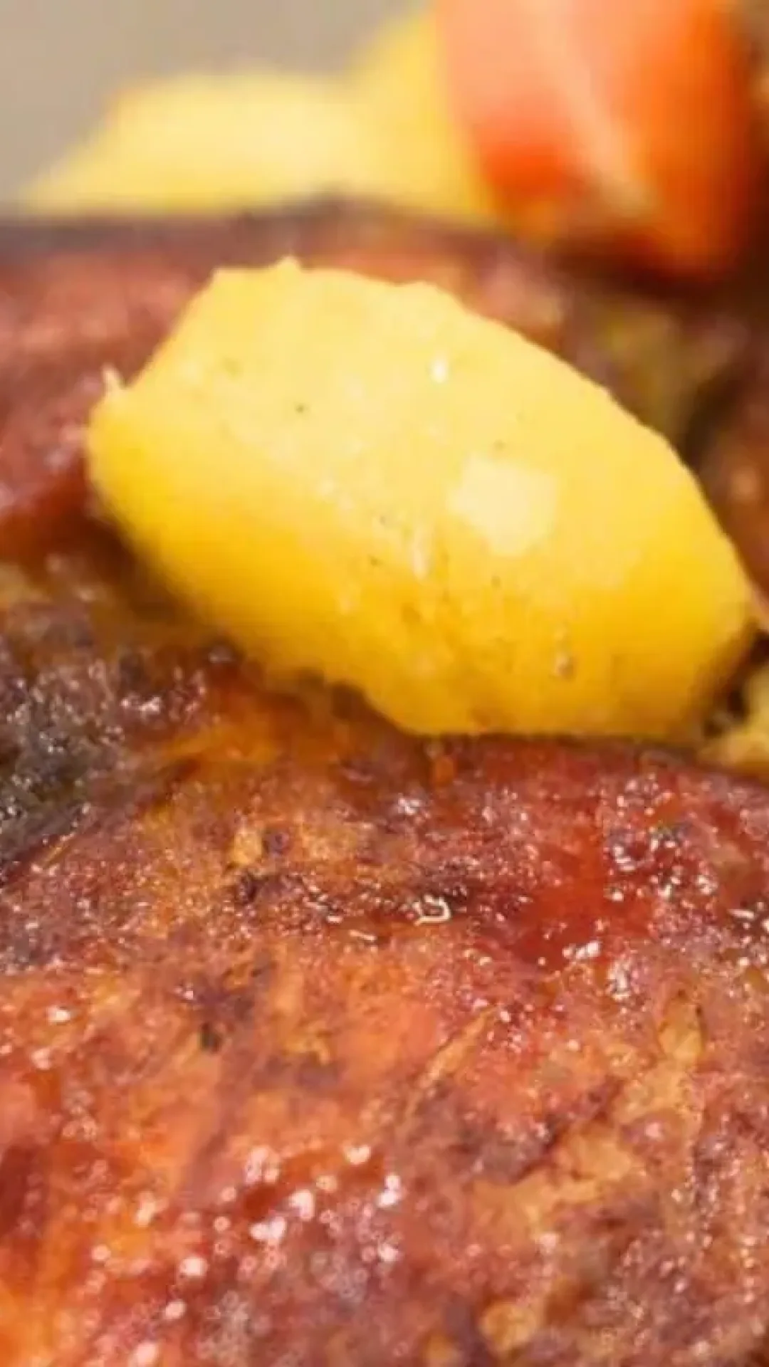 Como fazer frango assado com batata suculento e super saboroso para um almoço simples e prático