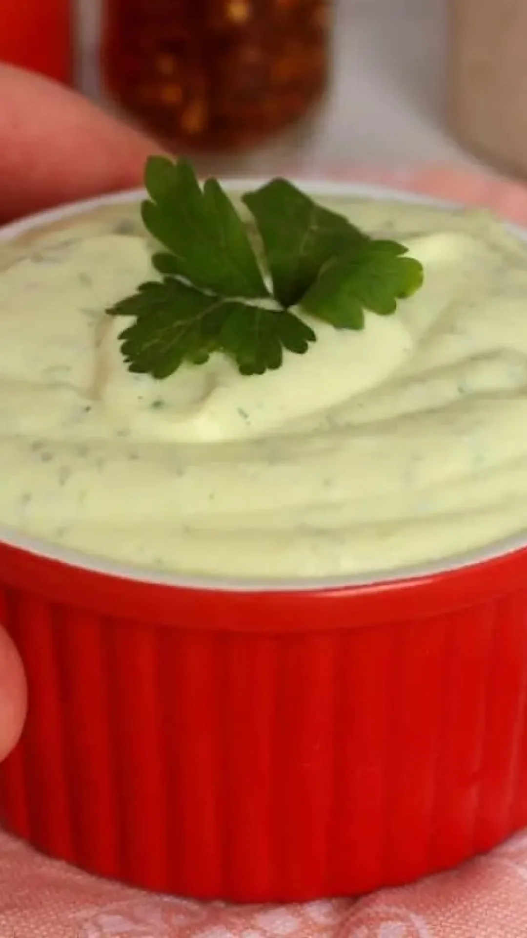 Como fazer maionese verde sem óleo para acompanhar seu churrasco