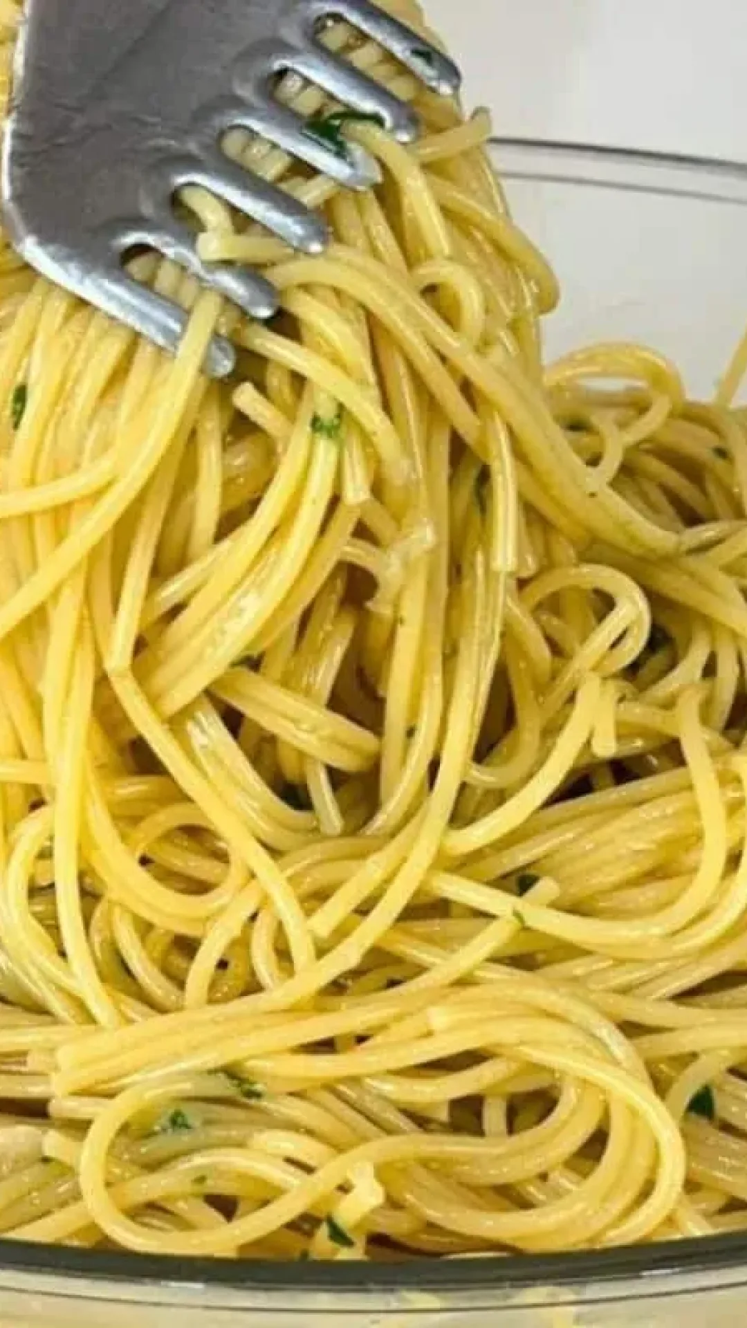 Como fazer o melhor macarrão ao alho e óleo da internet, que fica pronto em poucos minutos e é super temperado