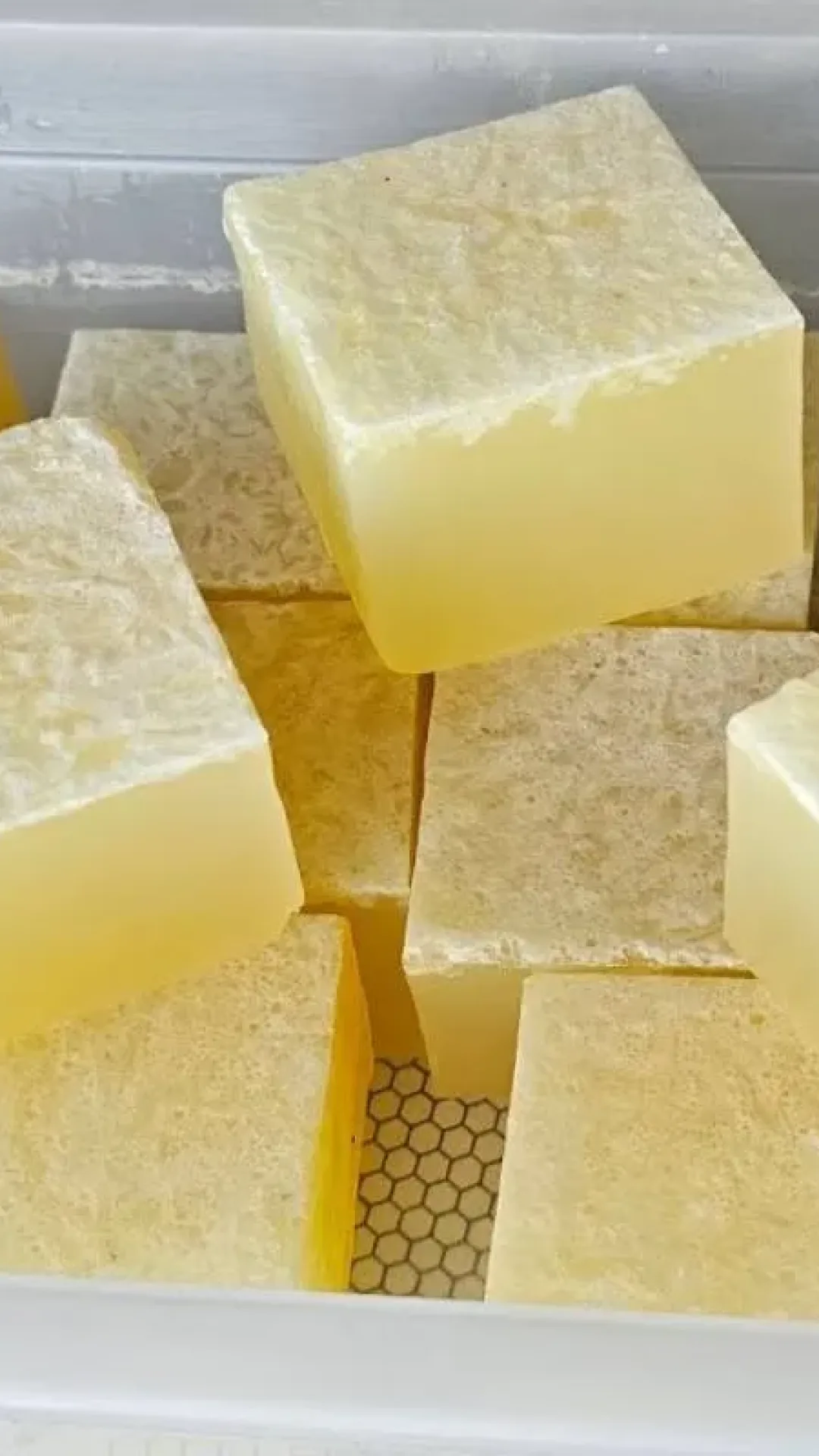 Como fazer sabão de açúcar e álcool na sua casa de um jeito super fácil e prático