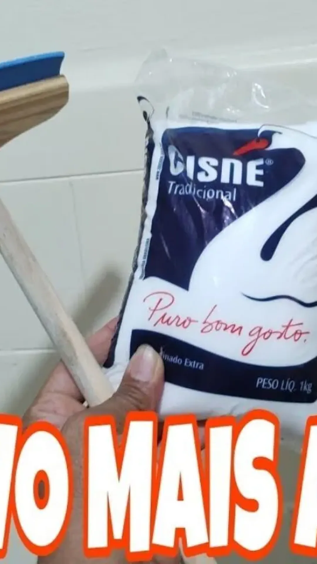 Como limpar azulejo engordurado e encardido sem esforço que volta a brilhar na hora