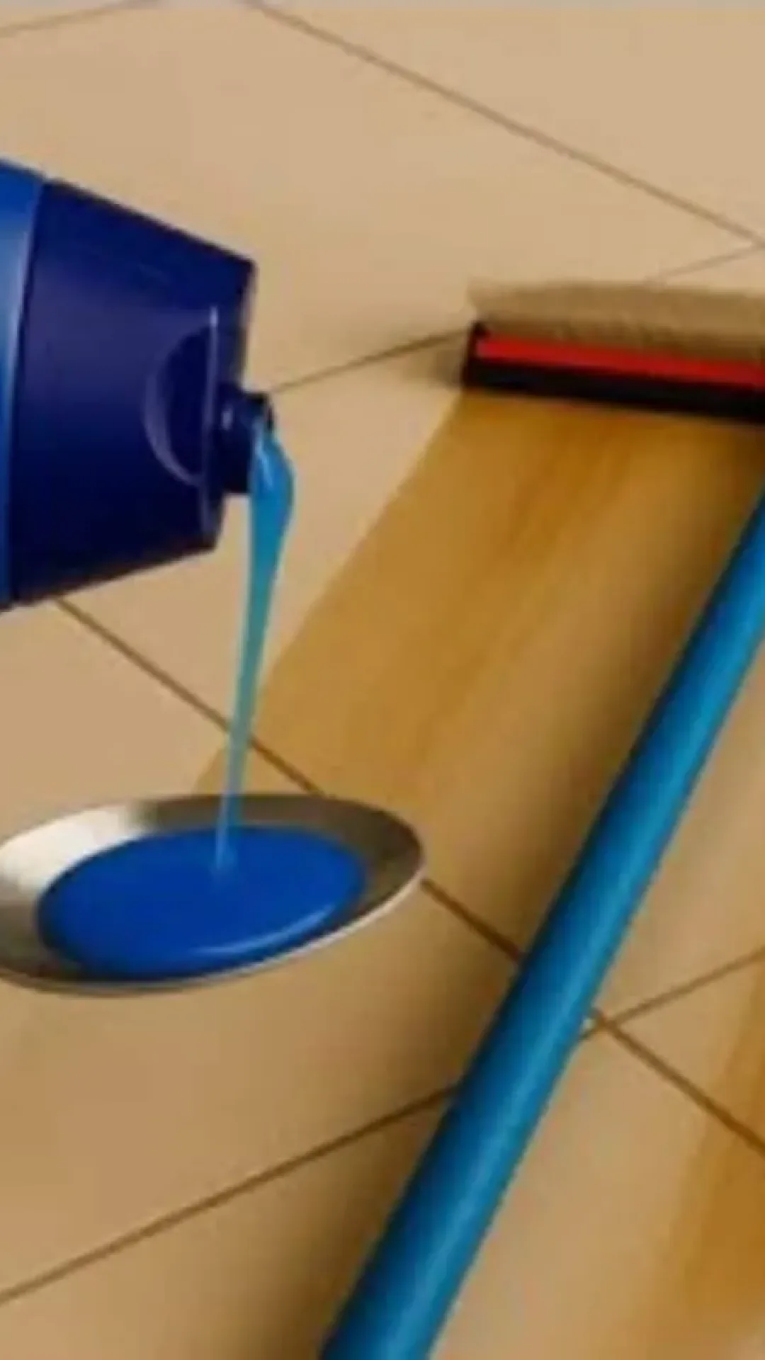 Como limpar piso encardido de forma simples: remove toda sujeira grudada e deixa o chão brilhando como novo