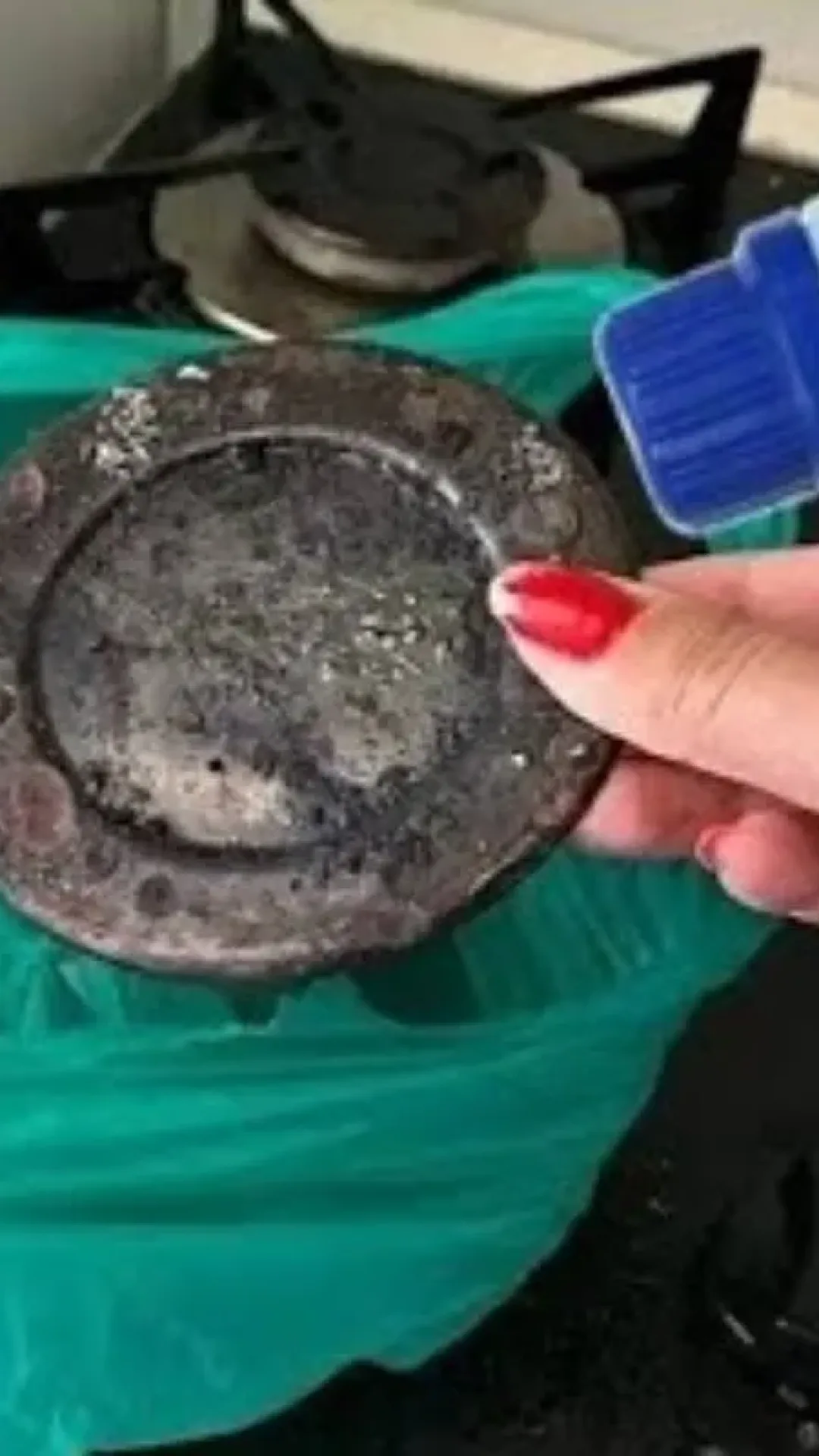 Como limpar tampinha de fogão queimada e enferrujada: não precisa mais jogar fora as suas