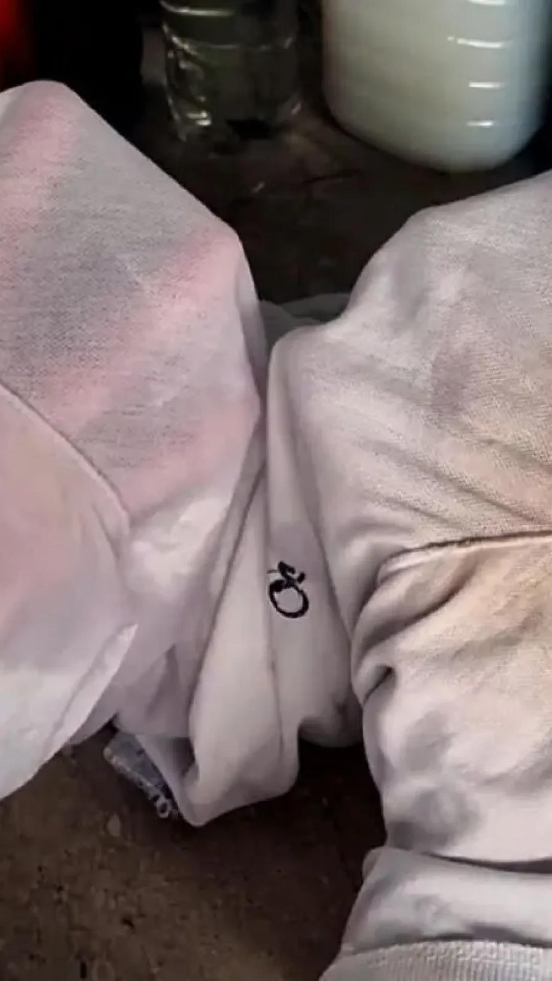 Como tirar mancha de desodorante da roupa e eliminar o cheiro de suor facilmente