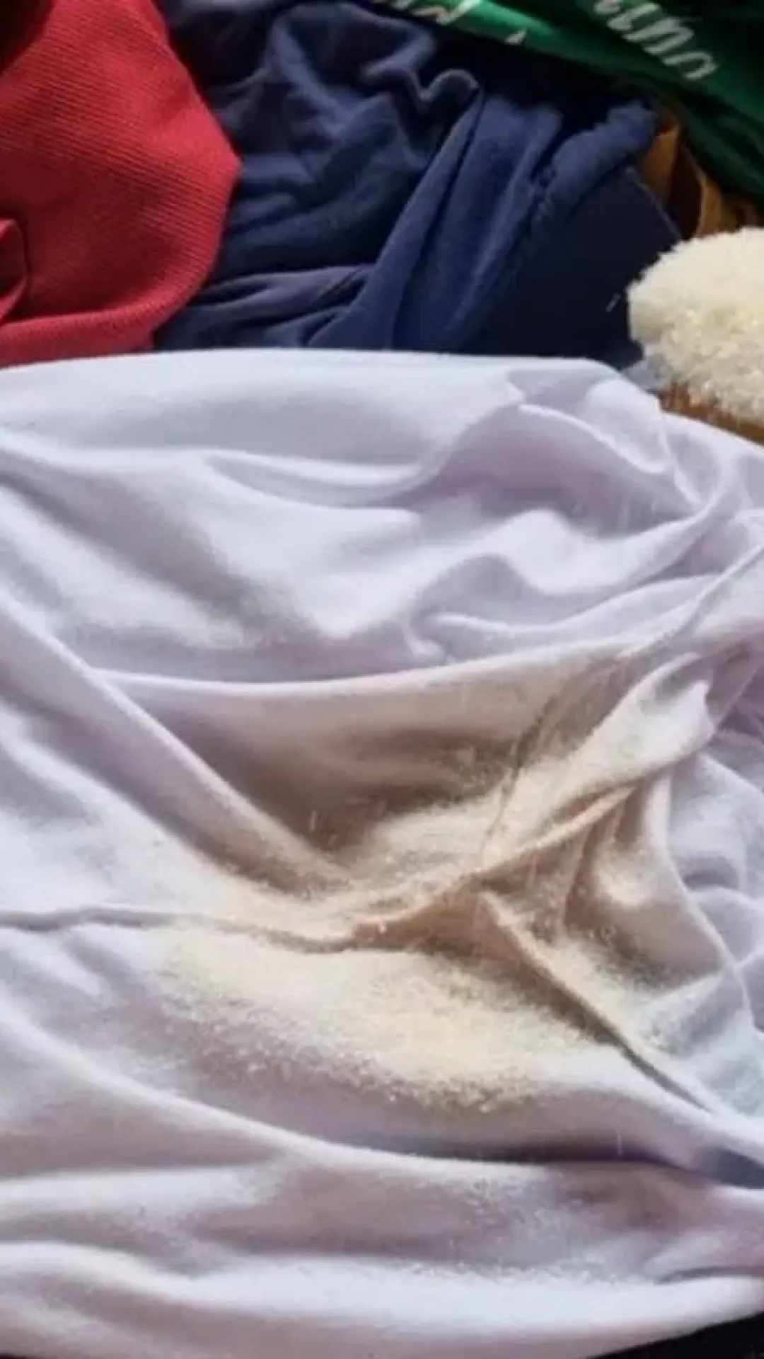 Como tirar mancha de desodorante de roupas brancas e coloridas sem desbotar