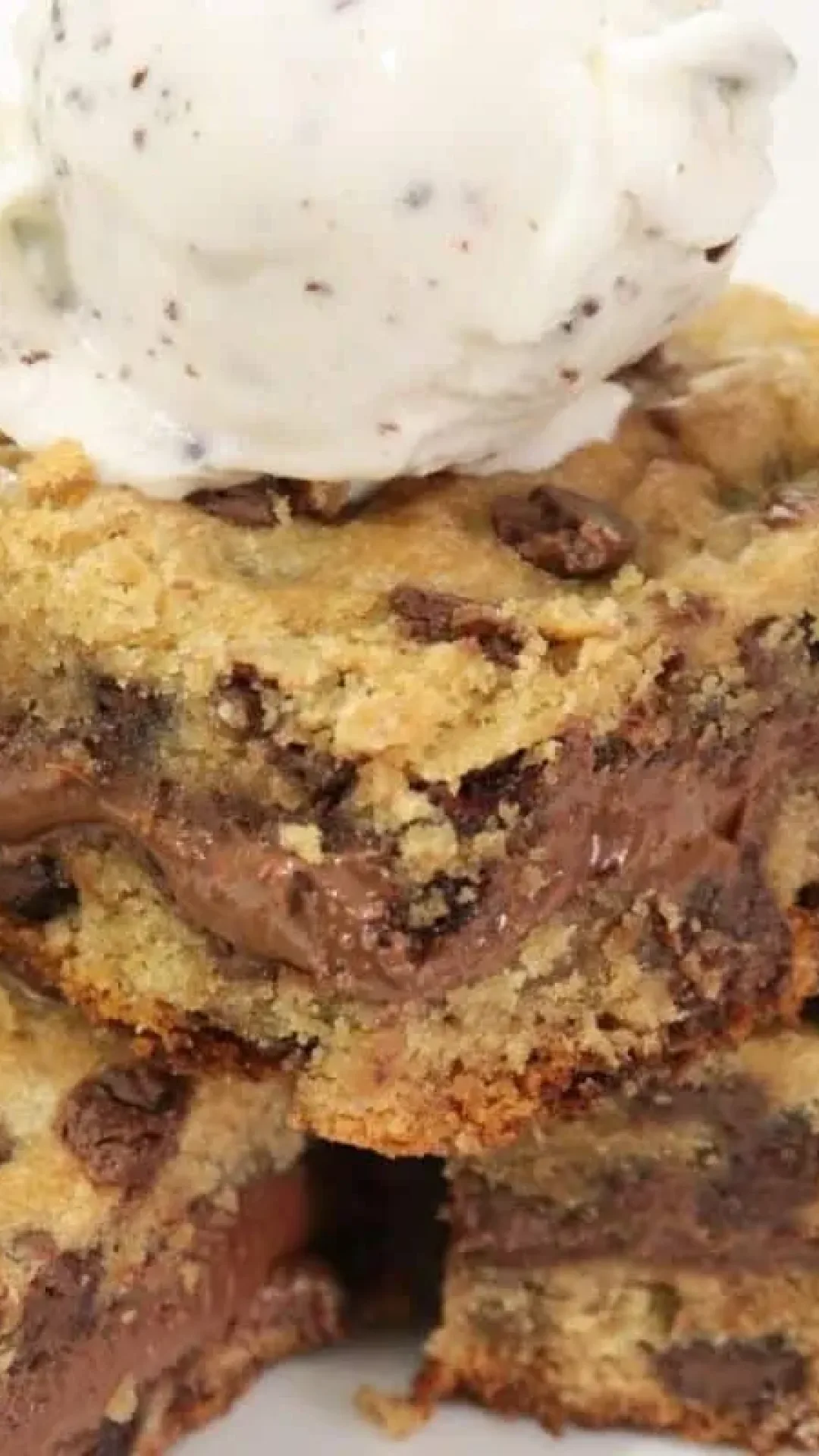 Cookie de travessa que já sai recheado do forno, para você servir morno com uma bola de sorvete