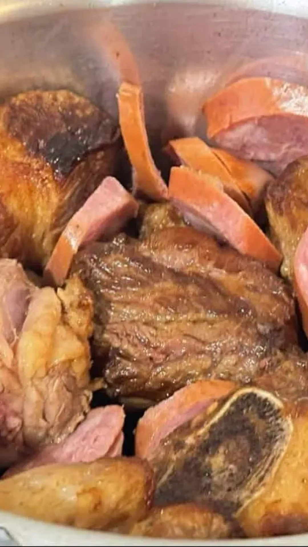 Costela assada na panela de pressão: costela assada com linguiça, receita fácil e saborosa