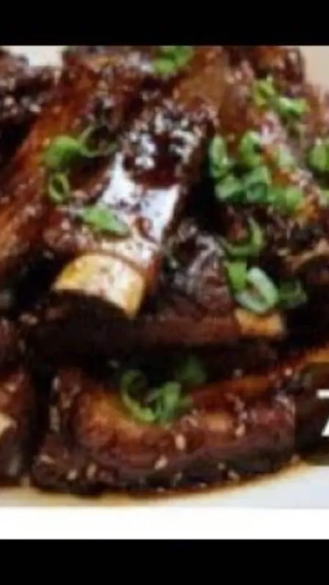 Costelinha caramelizada soltando do osso, com um segredo especial no preparo