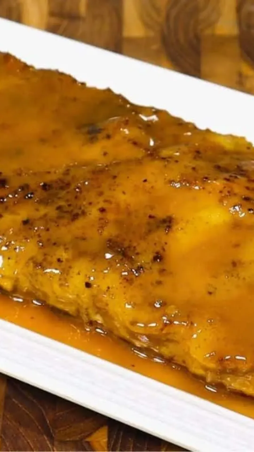 Costelinha de porco assada e suculenta: aprenda a preparar essa carne douradinha e muito saborosa para o seu almoço