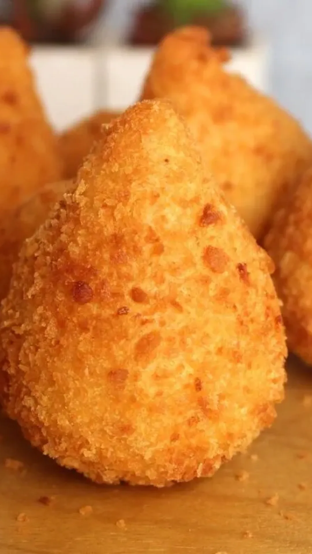 Coxinha com massa de batata deliciosa para servir como salgadinho no seu réveillon