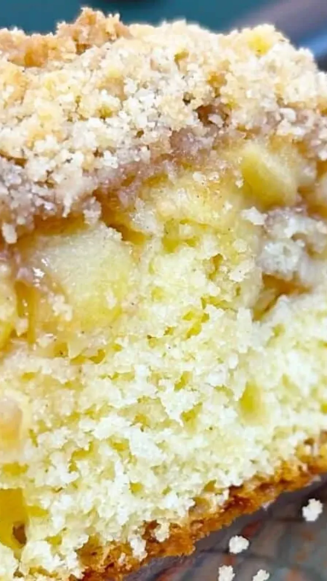 Cuca de maçã, uma receita caseira e deliciosa  que fica fofinha e vai perfumar a sua casa com um cheirinho de canela