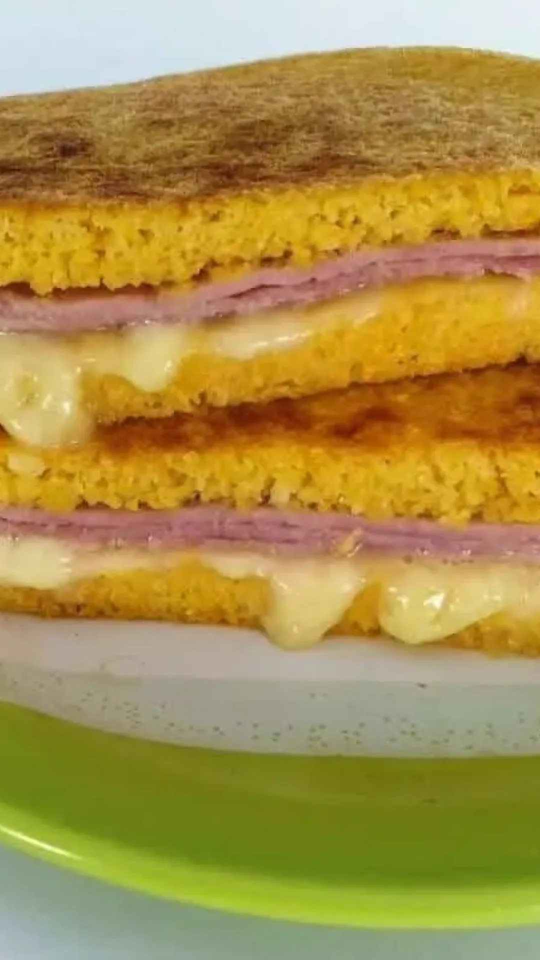 Cuscuz de frigideira recheado: ótima opção para substituir o pão francês na hora do café