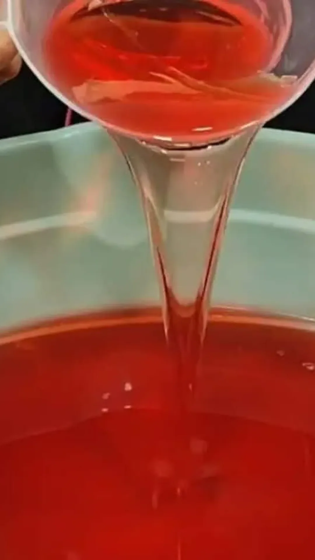 Detergente de maçã caseiro, que desengordura tudo de um jeito fácil e deixa a louça brilhando