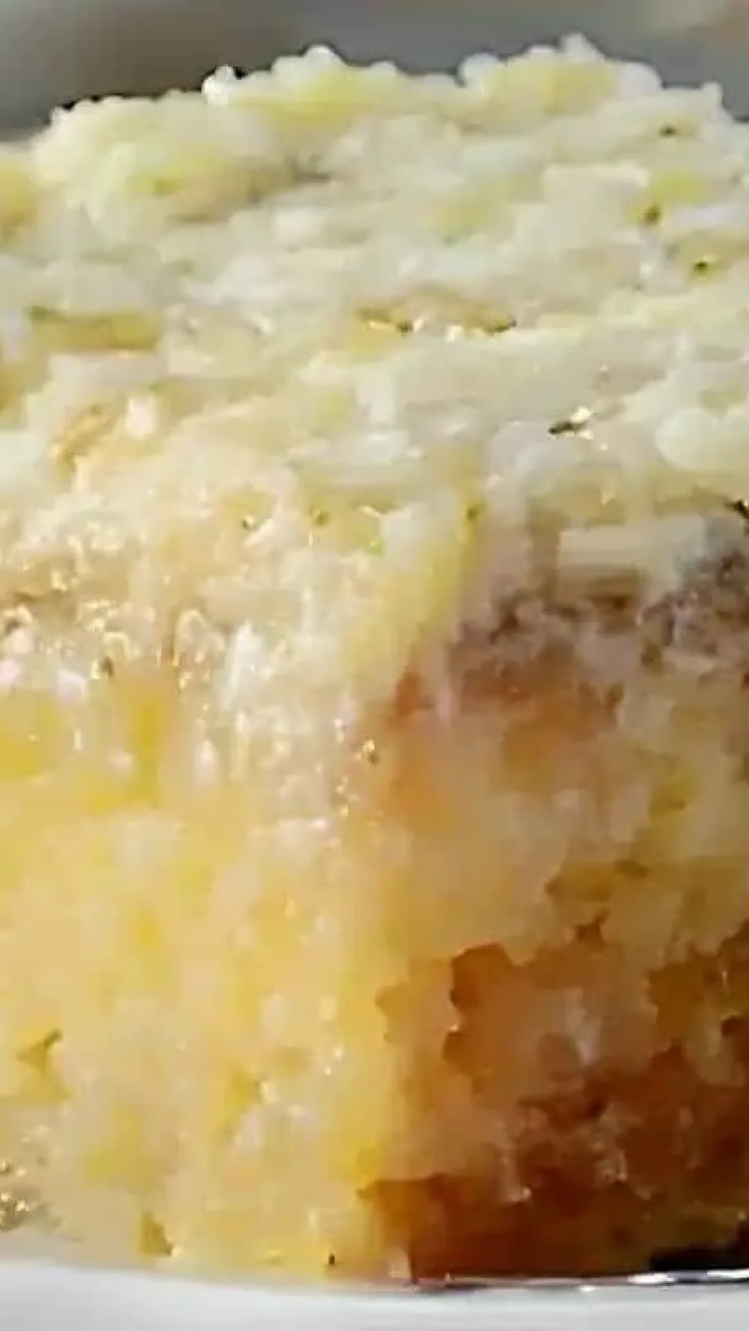 Docinho do céu: um bolo de coco molhadinho e delicioso que vai te conquistar no primeiro pedaço