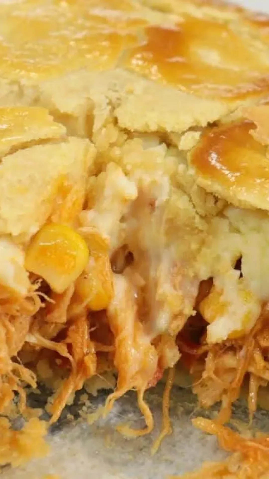 Empadão de frango cremoso, com uma massa incrível que derrete na boca e um recheio divino