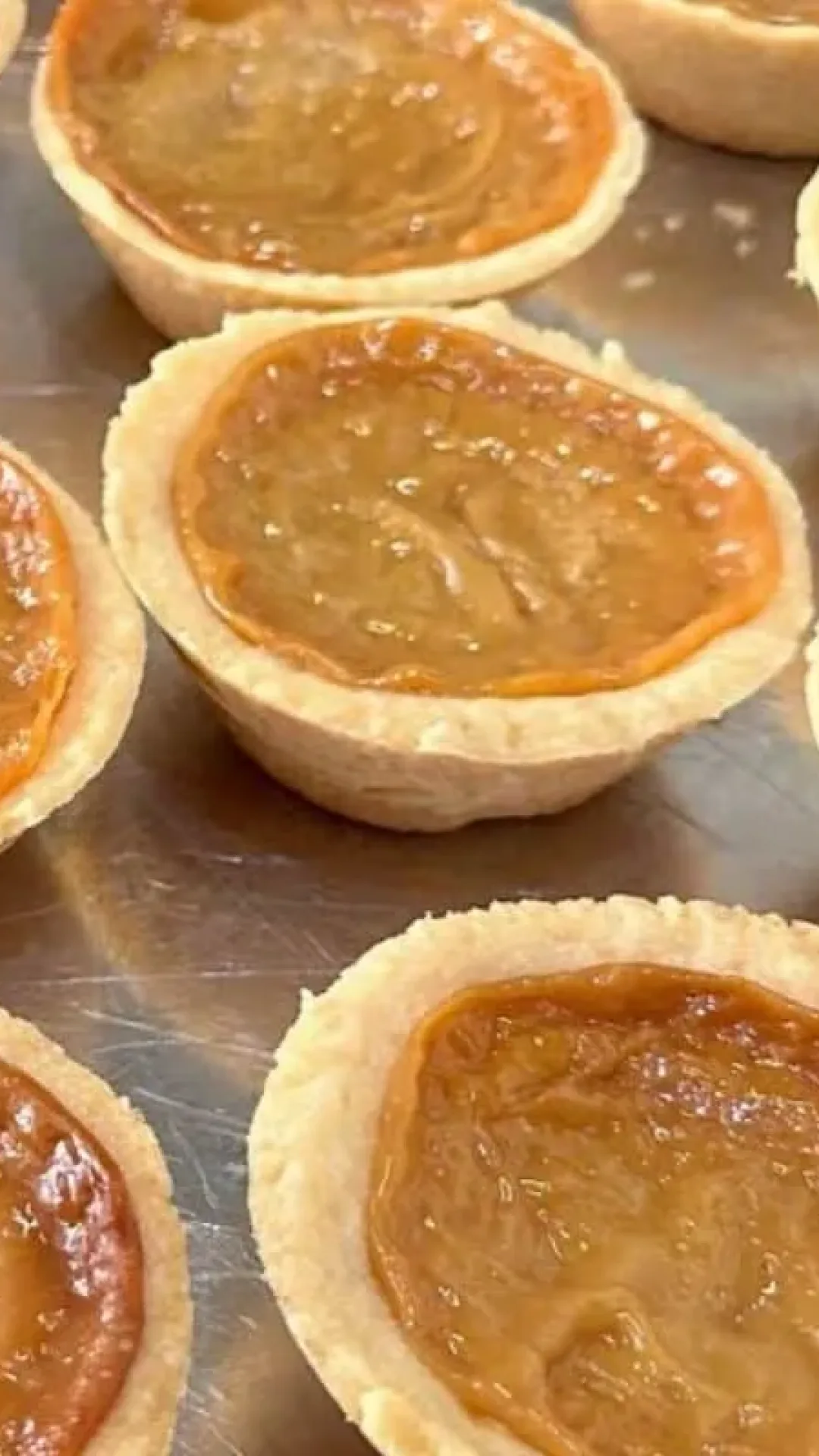 Empadinha de leite condensado com uma massa que derrete na boca e um recheio doce incrível