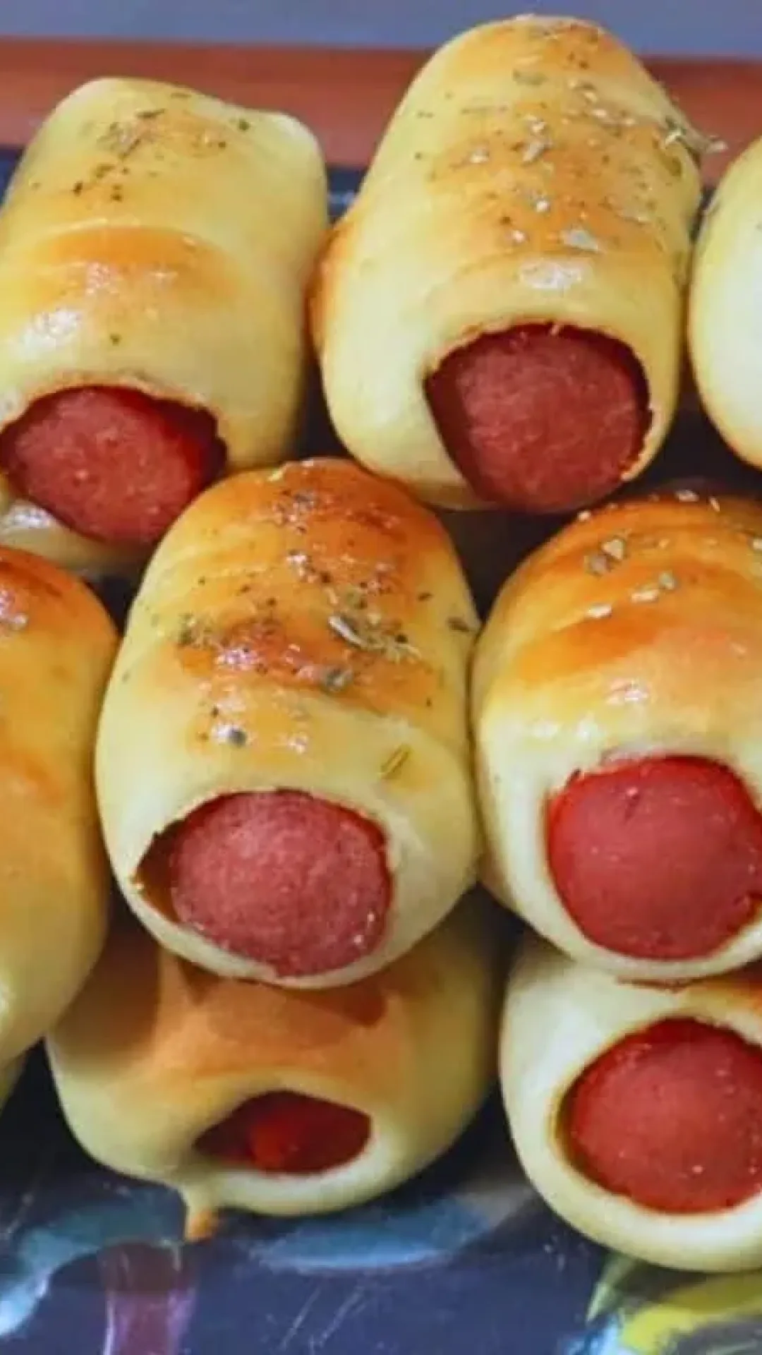 Enroladinho de salsicha delicioso: massa bem macia, fácil de preparar e ótima para lanches