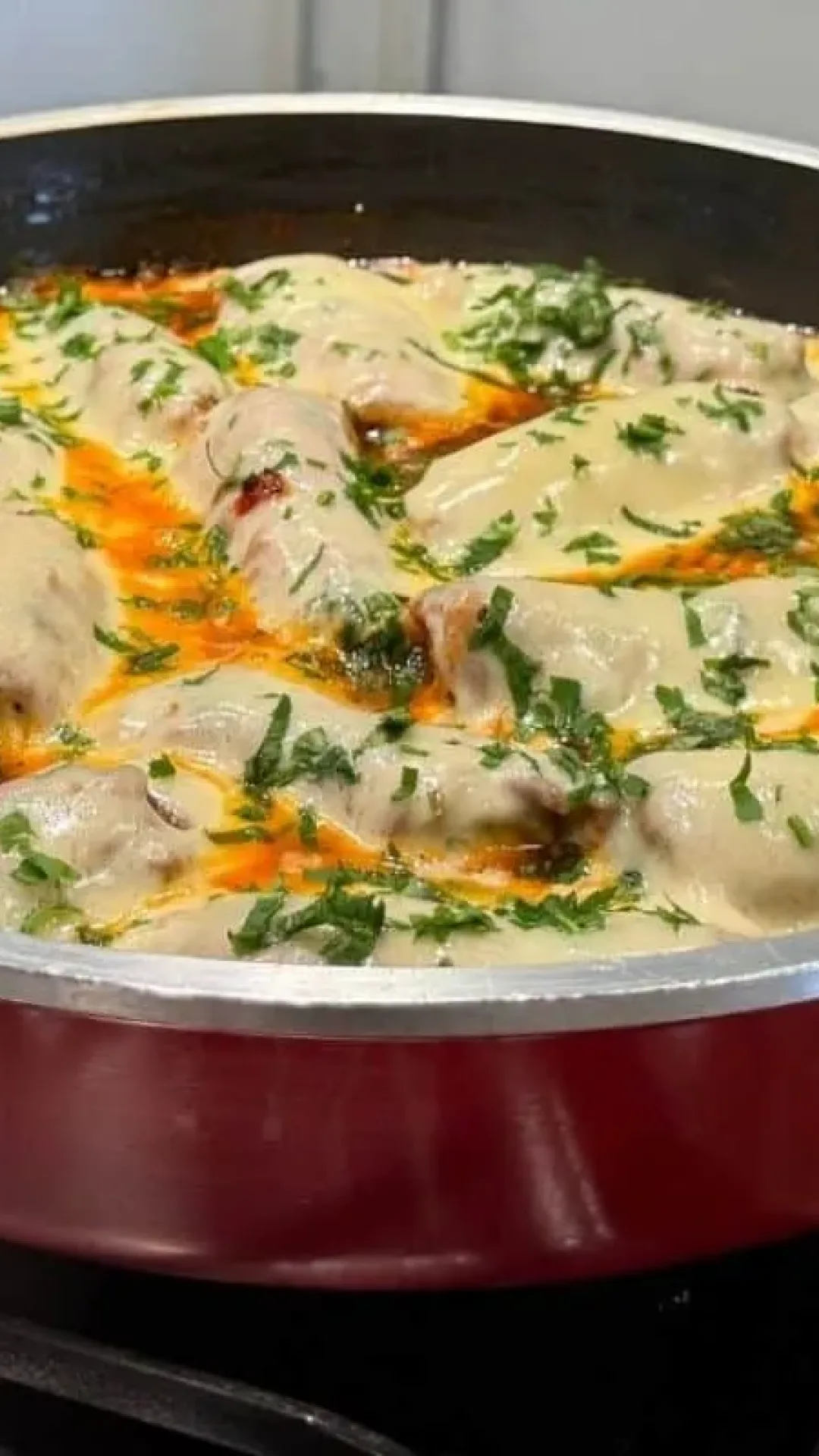 Enroladinho mineiro ao molho com o segredo da carne recheada que derrete na boca e vai deixar o seu almoço de domingo muito mais especial