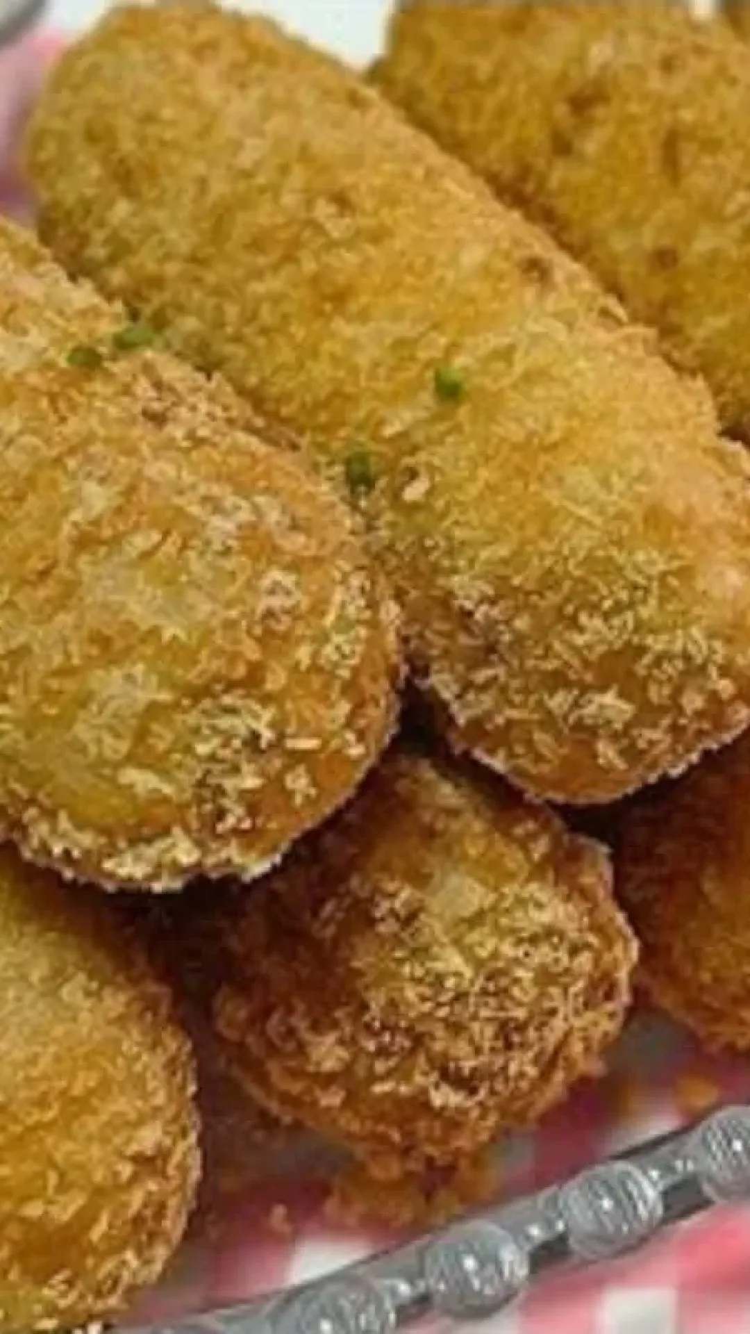 Enrolado de salsicha frito crocante e delicioso feito em poucos minutos