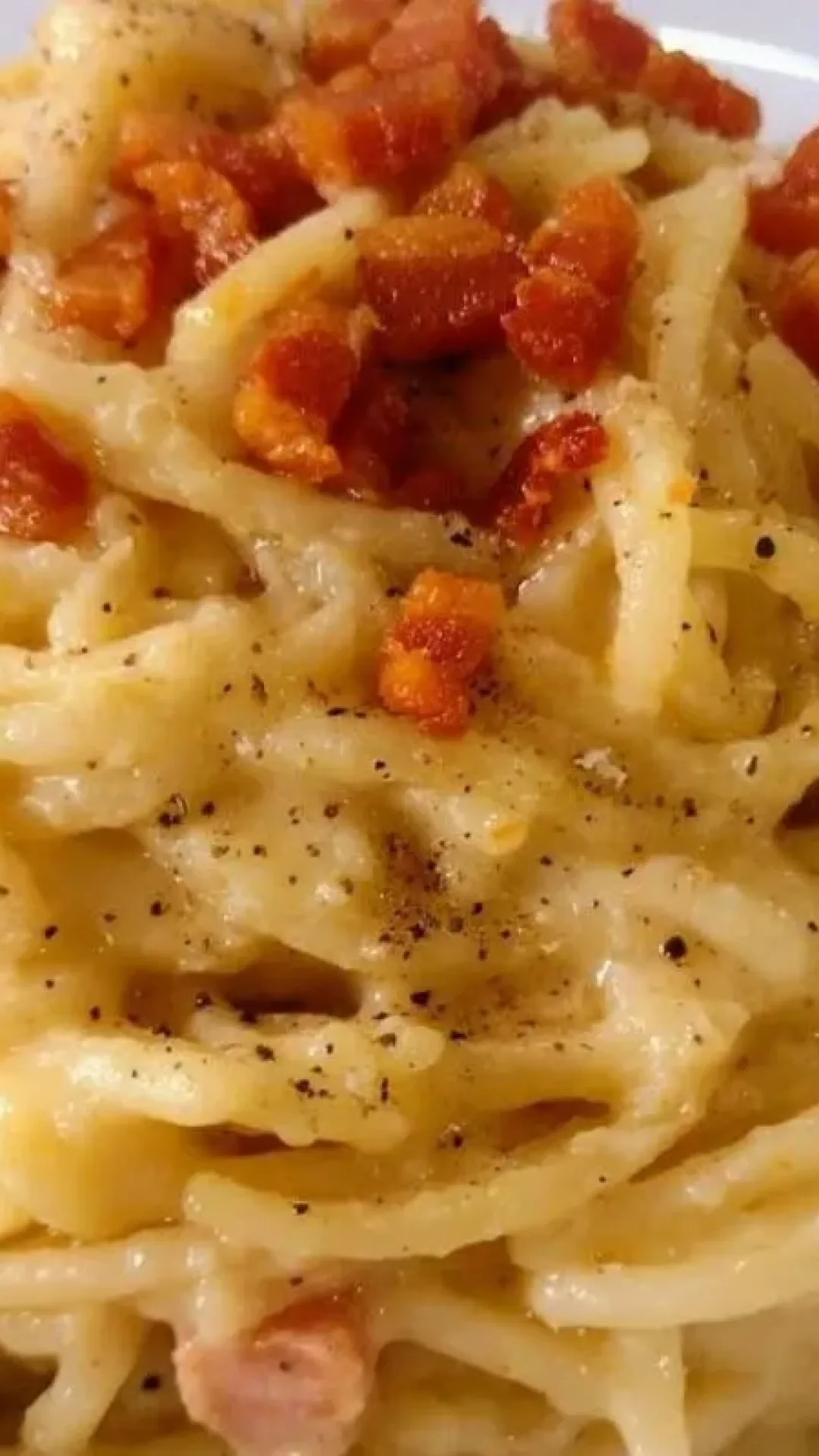 Espaguete à carbonara fácil, quentinho e com sabor irresistível