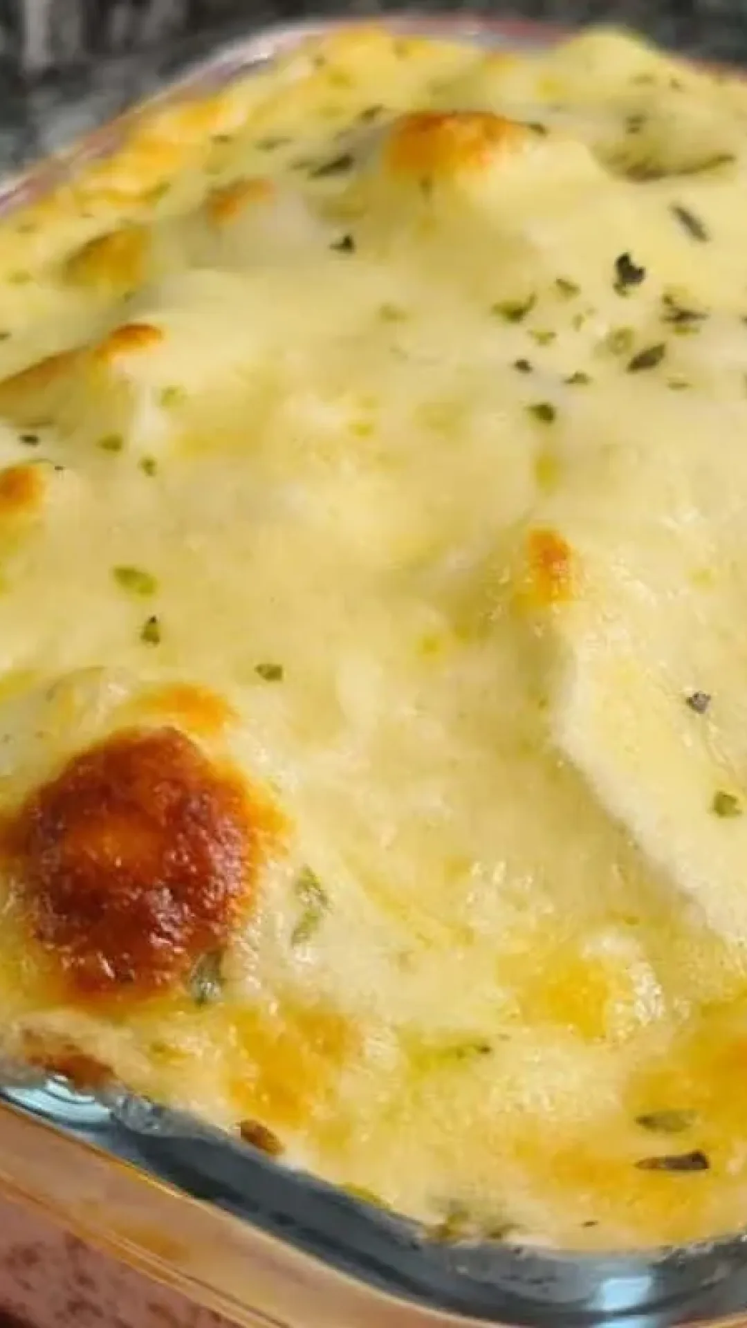 Essa batata cremosa de forno é fácil e rápida de preparar, fica simplesmente divina e vai arrasar no seu almoço ou jantar